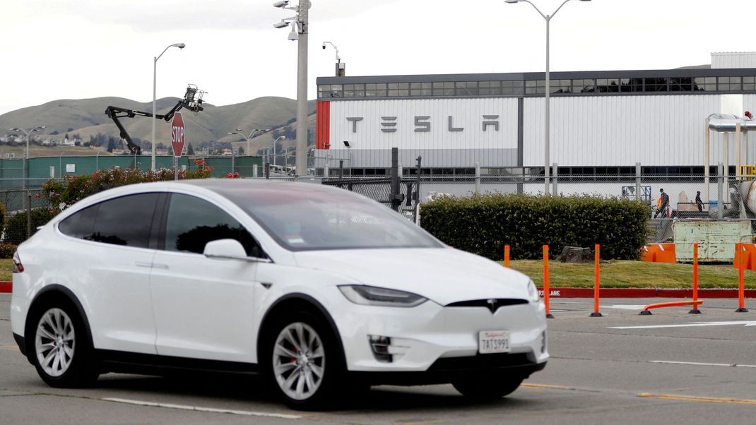 Mitarbeiter:innen des texanischen Tesla-Werks sollen bei der Produktion des neuen "Billig-Teslas" am Fließband schlafen. (Foto: Tesla-Werk in Fremont, US-Bundesstaat Kalifornien)