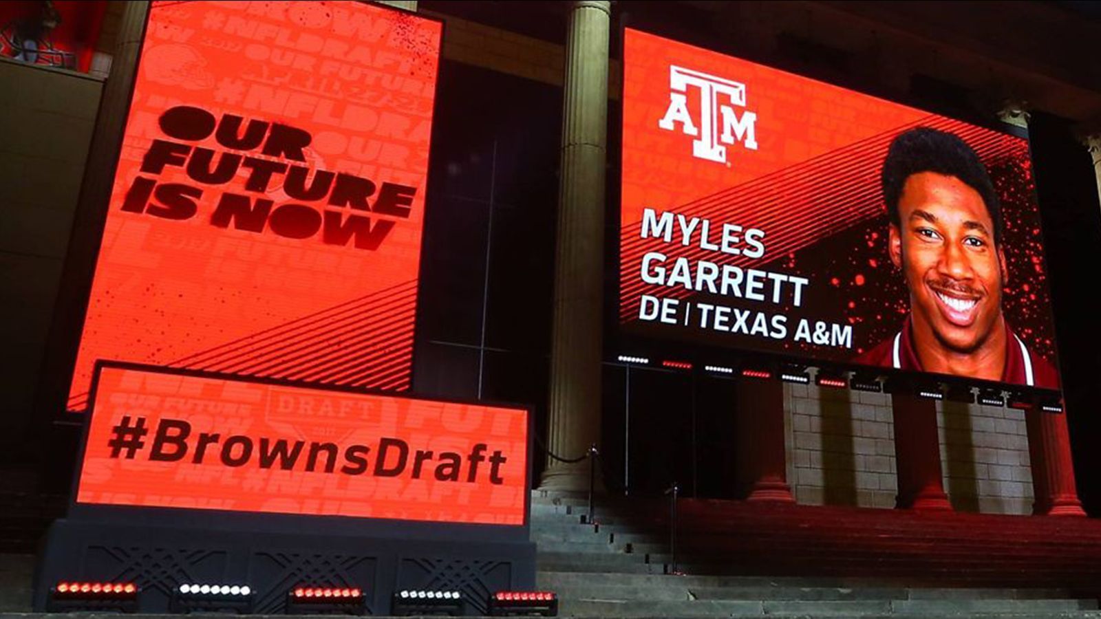 
                <strong>NFL Draft 2017: Myles Garrett</strong><br>
                Auch 2017 dürfen die Cleveland Browns den ersten Spieler im Draft auswählen. In diesem Jahrgang führt nichts an Myles Garrett vorbei. Der Defensive End der Texas A&M ist der beste Spieler im Draft.
              