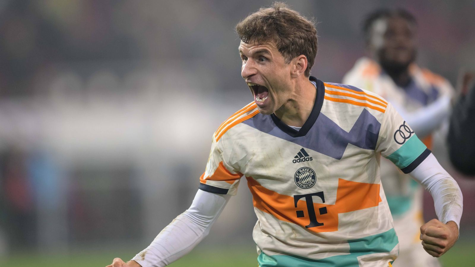 
                <strong>Thomas Müller (FC Bayern München)</strong><br>
                Der Routinier hat schon des Öfteren bewiesen, dass er auch als Stürmer spielen kann. Auch beim FC Bayern wird Thomas Müller gerne einmal von der Zehnerposition in den Sturm gestellt. Dass er weiß, wo das Tor steht und wie man bei großen Turnieren zum Torjäger wird, steht außer Frage. 2010 wurde der Oberbayer im Alter von 20 Jahren mit fünf Treffern Torschützenkönig bei der WM in Südafrika. Und auch mit über 30 Jahren ist er aufgrund seiner Unberechenbarkeit immer noch einer der gefährlichsten deutschen Spieler vor dem Tor. Womöglich würde der Bayern-Star aber eher als eine Art "falsche Neun" agieren und als mitspielender Stürmer Angriffe selbst mit einleiten. Kategorie: Top-Kandidat
              