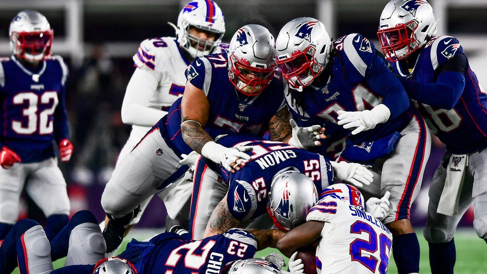 
                <strong>Gewinner: Defense der New England Patriots</strong><br>
                Bei den Patriots hört sich immer alles eine Spur zu hysterisch an, wenn es mal nicht so läuft. Ein Prunkstück gibt es schließlich immer noch: die Defense, die 2019 überdurchschnittlich abliefert. Sie lässt die wenigsten Yards pro Spiel zu (275,0), die wenigsten Punkte pro Spiel (14,1) und insgesamt (225) sowie die wenigsten Touchdowns (25). Um nur einige Highlights der "Boogeymen" zu nennen. Keine Frage: Die Defensive ist titelreif. Es gibt aber nicht nur die Defense...
              