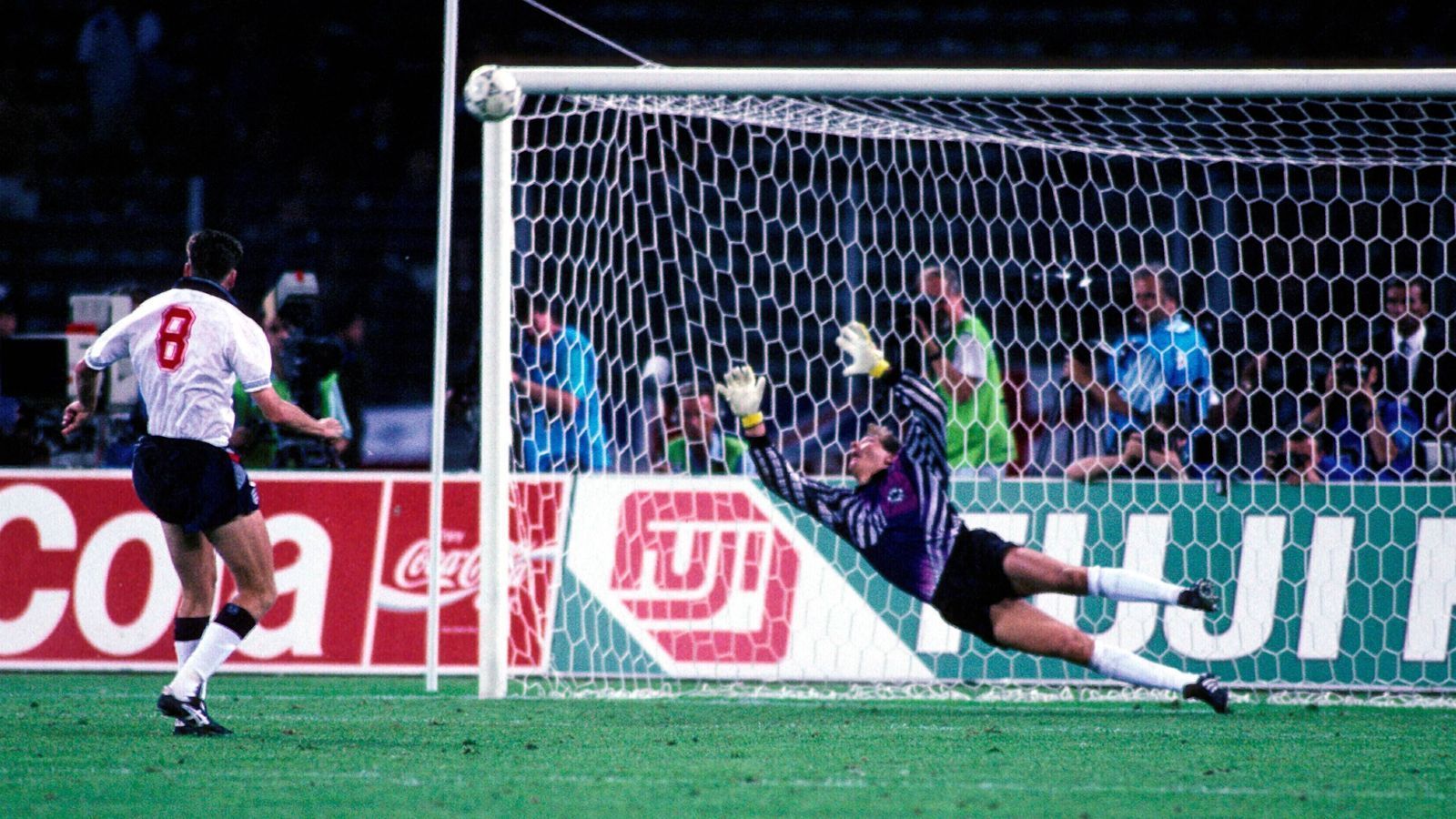 
                <strong>Englands letztes WM-Halbfinale ging ins Elfmeterschießen</strong><br>
                England steht zum dritten Mal in einem WM-Halbfinale. 1966 gab es auf dem Weg zum Titel einen 2:1-Sieg gegen Portugal, 1990 eine Niederlage im Elfmeterschießen gegen Deutschland. Im Bild vergibt Chris Waddle den entscheidenden Strafstoß gegen Bodo Illgner.
              
