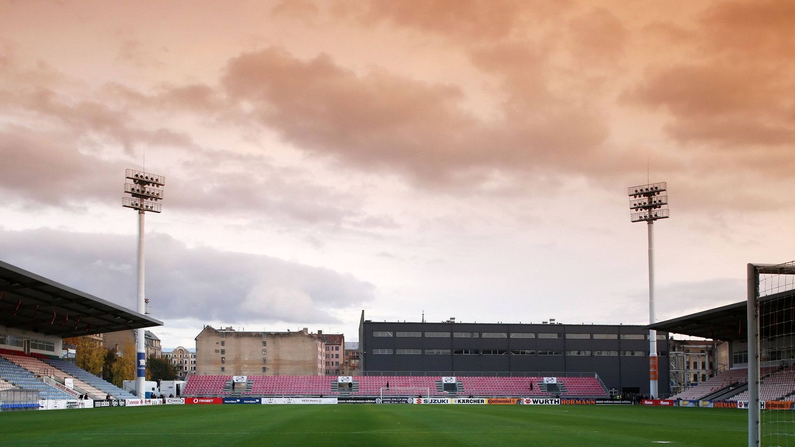 
                <strong>Lettland: Skonto Riga 1995</strong><br>
                Der lettische Klub wurde 1991 gegründet und holte in seiner 25-jährigen Vereinsgeschichte insgesamt 14 Meisterschaften. Der Höhepunkt war die Saison 1995 in der Riga ungeschlagen Meister der nationalen Liga wurde. Bis heute ist der Hauptstadtklub Rekordmeister Lettlands. Ende 2016 ging der Verein schließlich bankrott und wurde aufgelöst.  
              