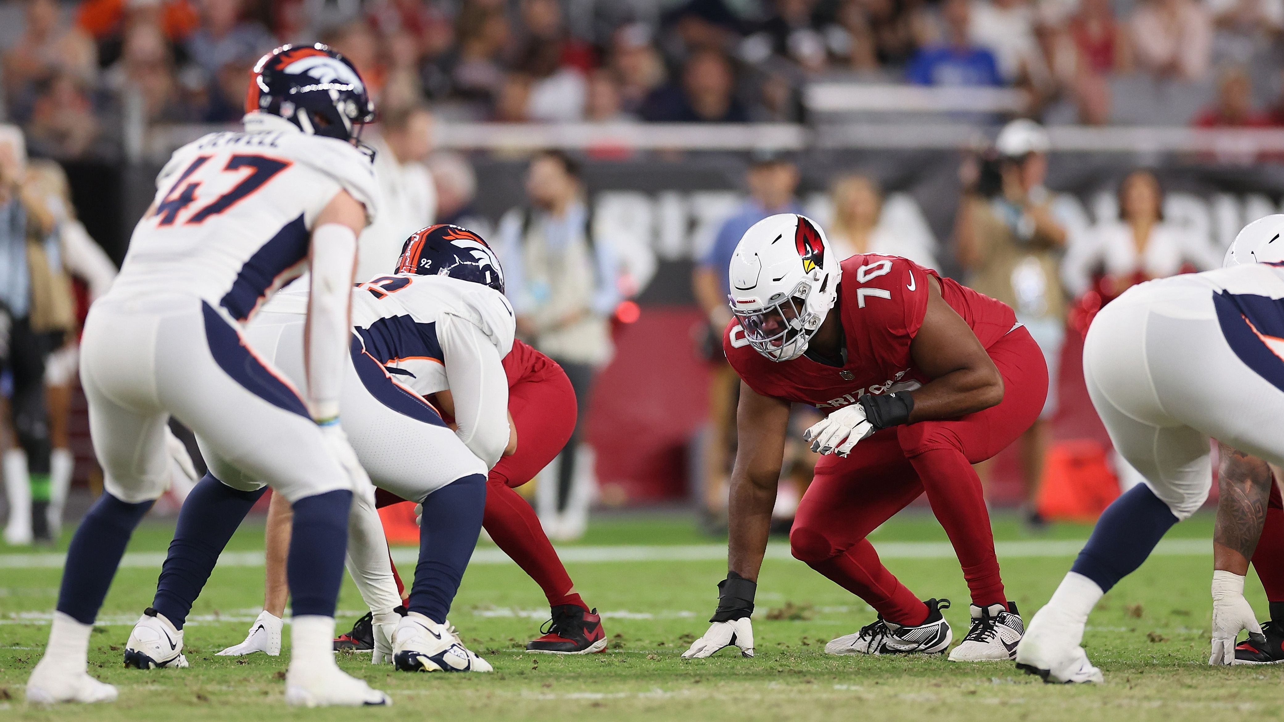 <strong>Arizona Cardinals: Offensive Tackle Paris Johnson</strong><br>Einige Offseason-Entscheidungen der Cardinals deuten darauf hin, dass die Franchise im "Tanking-Modus" ist und vielleicht schon auf den Nummer-Eins-Pick im kommenden Draft blickt. Im letzten Draft tradete Arizona zweimal zurück und landete trotzdem in Tackle Paris Johnson das wohl besten verfügbare Offensive-Line-Prospect.&nbsp;