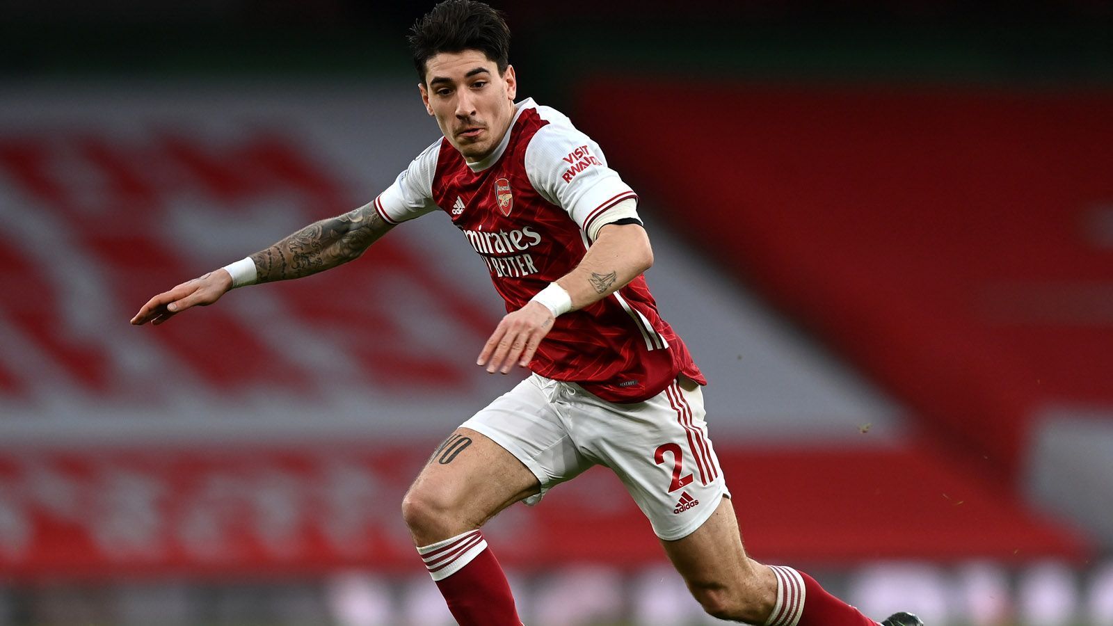 
                <strong>Hector Bellerin (FC Arsenal)</strong><br>
                Im Mai gab es wilde Spekulationen über ein mögliches Bayern-Interesse an Hector Bellerin. Beim FC Arsenal hat das Eigengewächs der "Gunners" wohl keine Perspektive mehr. Nach einem Kreuzbandriss 2019 blieb der große Durchbruch aus. Laut "Daily Express" wäre Arsenal wohl aber einer Ablöse von 20 Millionen Euro gesprächsbereit. Doch so ganz überzeugt scheint man an der Säbener Straße dann doch nicht zu sein. Bayern-Fazit: doch nicht gut genug
              