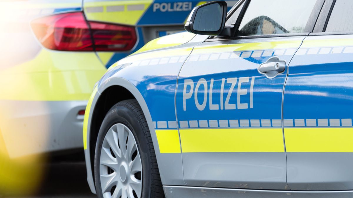 Ein Polizeiwagen auf der Straße