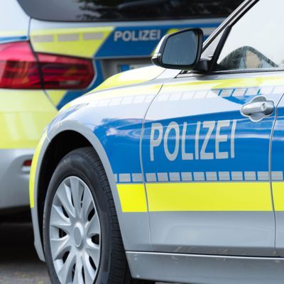 Ein Polizeiwagen auf der Straße