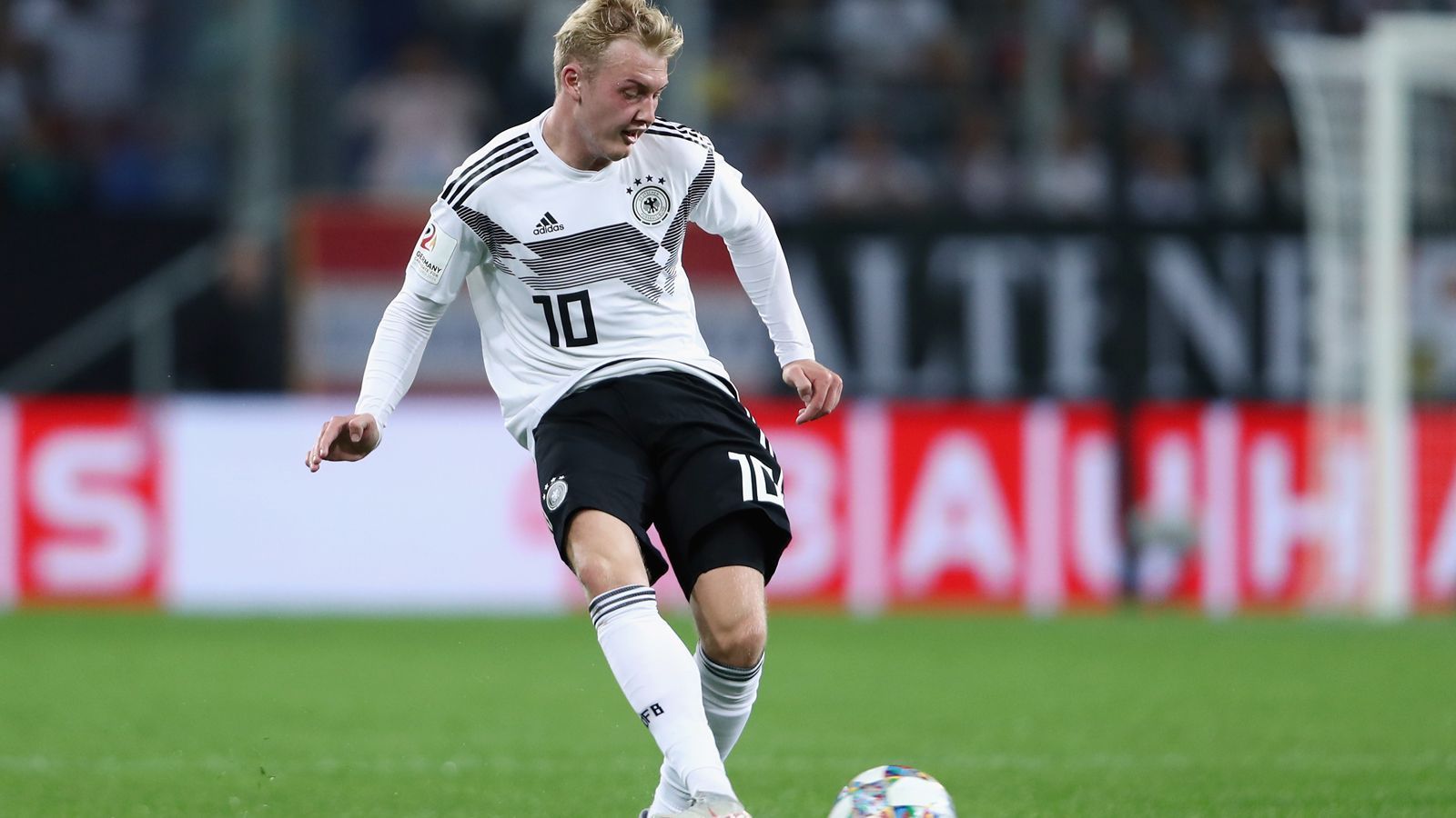 
                <strong>Rechtes Mittelfeld: Julian Brandt</strong><br>
                Er steht als Sinnbild für die nächste Generation im DFB-Team: Julian Brandt hat die Erfahrung von 139 Bundesliga- und 21 Länderspielen. Der 22-Jährige erklärte in der "Sport Bild" jüngst seine Vorzüge: "Ich komme mehr über die Außenbahn, kann aber auch zentral spielen als echte Zehn. Weil ich meist über außen komme, sieht man in mir wahrscheinlich nicht den klassischen Zehner." Brandt ist schnell, technisch versiert und eine Option für Rechtsaußen. Und er brennt für die Aufgabe, ein zusätzlicher Pluspunkt. 
              