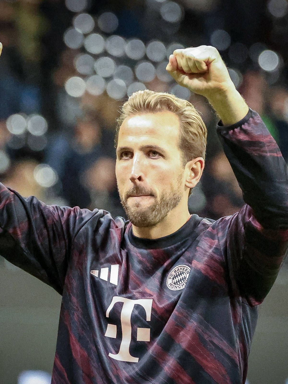 Harry Kane 9 (FC Bayern Muenchen) mit Schlussjubel bei den Fans, Eintracht Frankfurt vs. FC Bayern Muenchen, DFL, Bundesliga, Saison 2025 2026, Deutsche Bank Park, Hinrunde, 6. Spieltag, 04.10.2025...