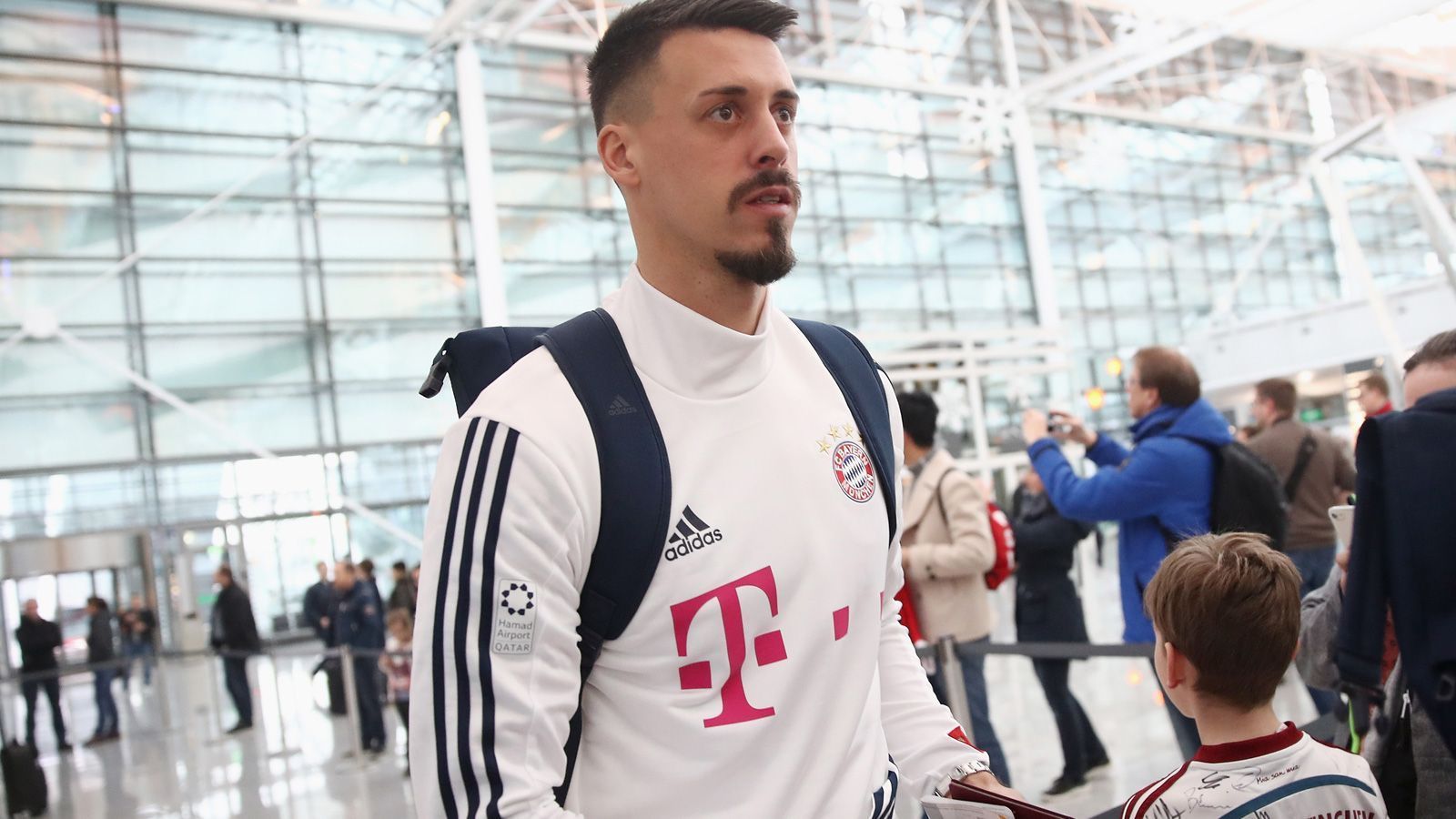 
                <strong>Die besten Sprüche von Sandro Wagner</strong><br>
                "Mich interessieren keine Leute, die im Internet anonym schreiben. Es ist unglaublich, wer alles seinen Senf dazugeben kann. Solche Leute sind für mich bemitleidenswert, weil sie sich offensichtlich allein daran ergötzen, andere schlechtzumachen" (Über kritische Fans im Internet)
              