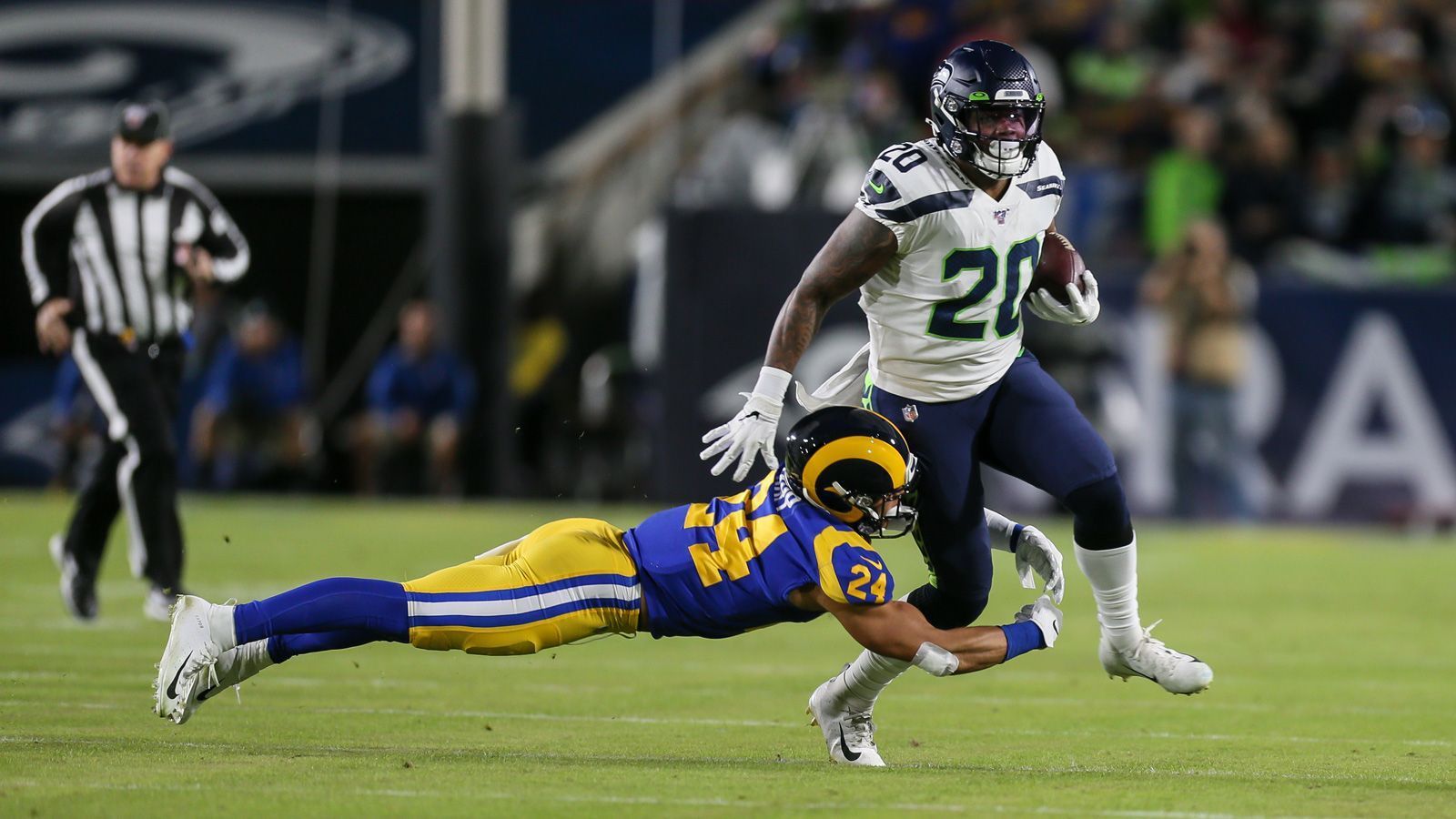 
                <strong>Rashaad Penny (Seattle Seahawks)</strong><br>
                Die Seattle Seahawks drafteten Rashaad Penny in der ersten Runde des 2018er Drafts, um die Lücke, die Marshawn Lynch hinterlassen hatte, zu schließen. Doch Penny hatte Schwierigkeiten dabei, sich an das Tempo der NFL zu gewöhnen. So lief Siebtrunden-Pick Chris Carson Penny schnell den Rang ab. Aktuell laboriert Penny noch an einem Kreuzbandriss, es ist fraglich, ob der Running Back zum Saisonstart fit wird. Sobald die Verletzung jedoch verheilt ist, muss Penny seine Qualitäten beweisen, ansonsten bleibt letztlich nur noch der "Bust-Stempel".
              