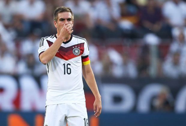 
                <strong>Philipp Lahm</strong><br>
                Philipp Lahm besticht in erster Linie durch seine Fähigkeit, keine Fehler zu machen. In seinen beiden bisherigen WM-Auftritten fiel er jedoch mit mehreren Unkonzentriertheiten auf. Trotzdem - es gibt weltweit keinen vielseitigeren Spieler. Lahm gewinnt - 6:1.
              