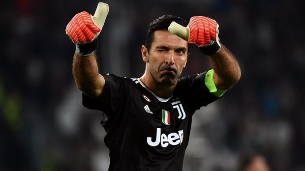 
                <strong>Gianluigi Buffon (Juventus Turin - Alter beim letzten Liga-Einsatz: 39 Jahre, 7 Monate, 26 Tage)</strong><br>
                Seit über 20 Jahren gehört Gianluigi Buffon durchgehend zu den besten Torhütern der Welt. Mit fast 40 Lenzen steht der Italiener bei Juventus Turin und der italienischen Nationalmannschaft immer noch seinen Mann. Doch damit könnte bald Schluss sein. Denn 2018 läuft Buffons Vertrag aus und der Juve-Kapitän liebäugelt mit seinem längst verdienten Ruhestand. Mit dem Polen Wojciech Szczesny hat der italienische Serienmeister im Sommer 2017 auch schon Buffons designierten Nachfolger verpflichtet.
              