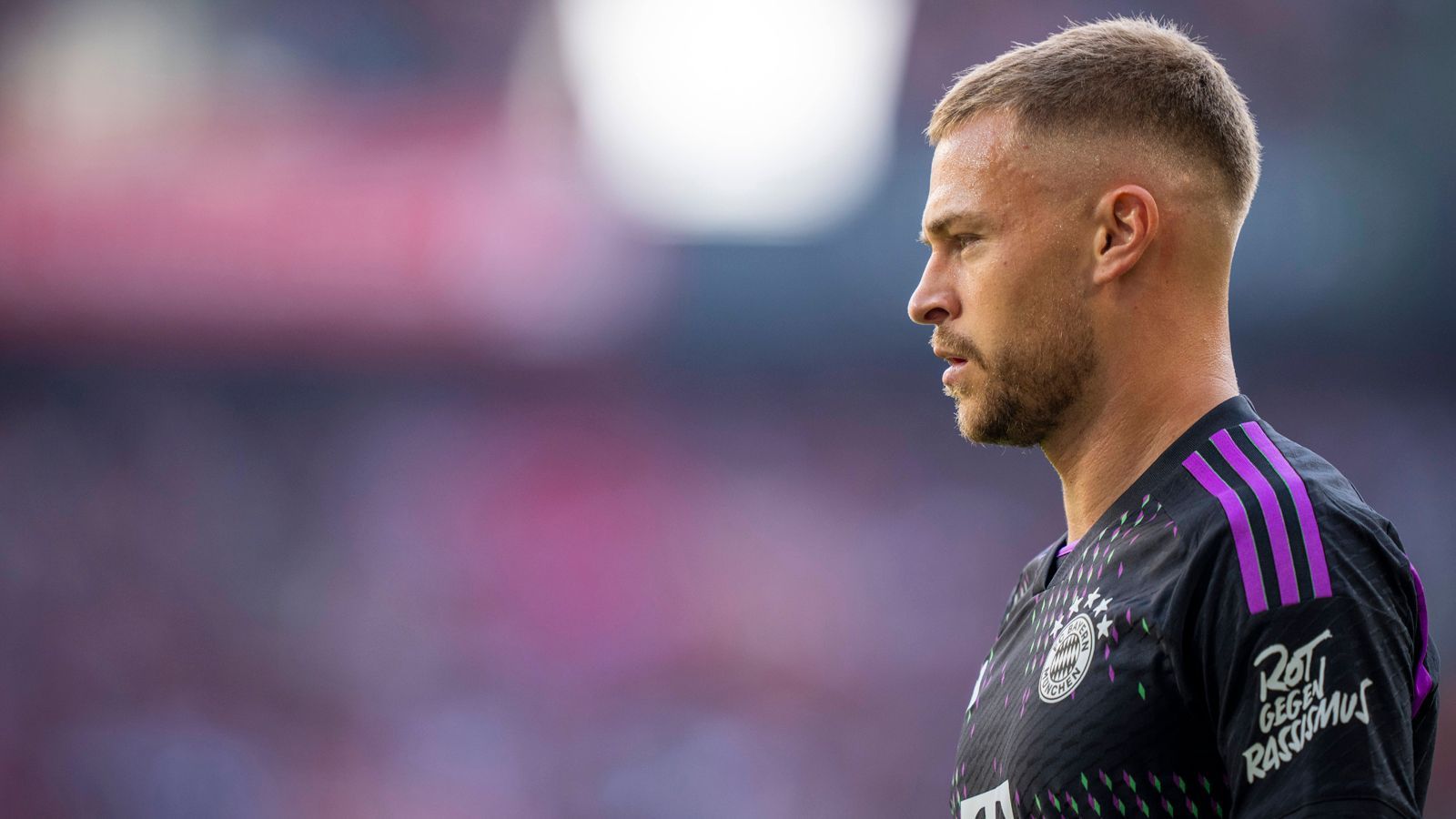 <strong>Zentrales Mittelfeld: Joshua Kimmich (FC Bayern München)</strong><br>Die vergangenen zwölf Monate waren wohl die schwersten in der Karriere des Joshua Kimmich. Die Kritik an ihm wuchs, zum Symbolbild wurden seine teils meterweit verzogenen Eckbälle. Dennoch: Kimmich ist ein Top-Spieler und lieferte in der letzten Bundesligasaison elf Scorerpunkte als Sechser, wenn das schon eine Krise sein soll, dann würden sich wohl viele andere Fußballer eine solche wünschen. Der DFB sucht einen Anführer - Kimmich hat am ehesten das Potenzial dazu.