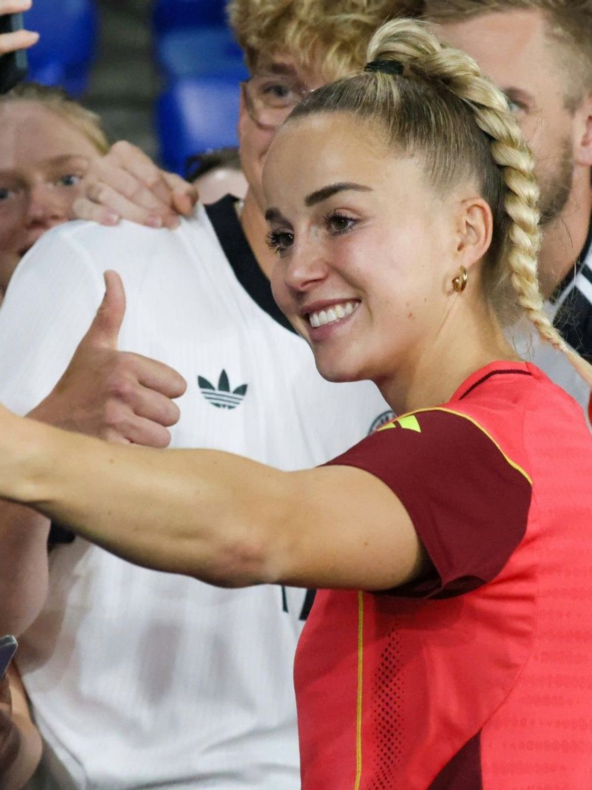 Giulia Gwinn beim Selfie mit Fans