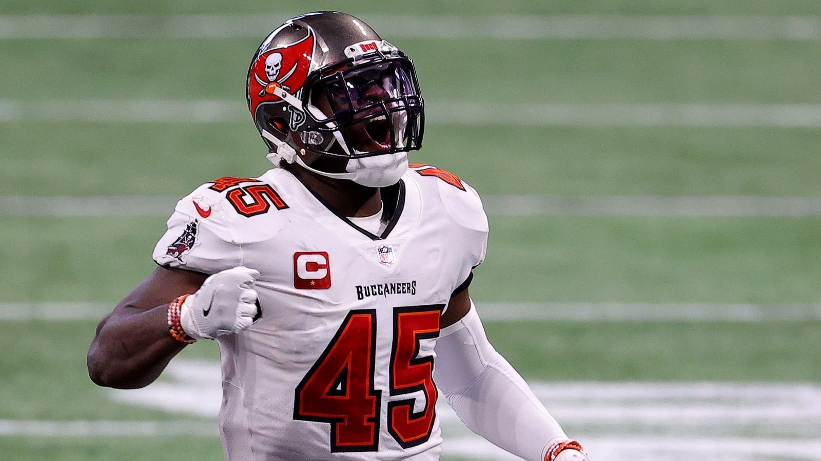
                <strong>Neuer Superstar für die Las Vegas Raiders</strong><br>
                Devin White hat genug. Er hat die Tampa Bay Buccaneers um einen Trade erbeten. Er ist die Konstanz schlechthin und auch in den schwachen Bucs-Phasen meist einer, wenn nicht der beste Spieler. Auch hier bieten sich gute Landing Spots an, doch die Las Vegas Raiders stechen heraus. Während mit Maxx Crosby und Chandler Jones starke D-Liner vorhanden sind, ist das Team von Coach Josh McDaniels auf der Linebacker-Position mit Robert Spillane, Divine Deablo, Luke Masterson und Curtis Bolton dünn besetzt. White würde das Team auf ein anderes Level heben. Um Teams wie die Chargers, Broncos, Patriots, Vikings und Texans auszustechen, müssten die Raiders einiges auf den Tisch legen. Die Raiders haben sich mit Jakobi Meyers und Rookie Tre Tucker als Wide Receiver verstärkt und sollen offen sein für Angebote zu Hunter Renfrow. Dieser könnte ein Upgrade zu Bucs WR Russell Gage sein, der dort den Slot besetzt. Wenn die Raiders dann noch einen Viert- oder Fünftrundenpick draufpacken, könnte das ein möglicher Deal werden.
              
