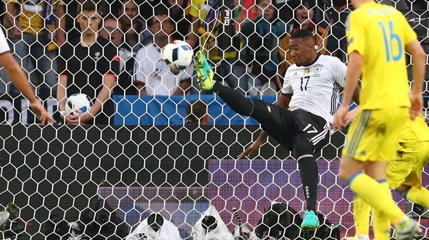 
                <strong>Abwehr: Jerome Boateng (Deutschland)</strong><br>
                Abwehr: Jerome Boateng (Deutschland). Seine akrobatische Einlage im Spiel gegen die Ukraine bleibt unvergessen. Davon abgesehen ist er in Top-Form. Seine langen Bälle sind eine Geheimwaffe des DFB-Teams. Boateng ist einer der besten Spieler der EM bisher. Zweifel ausgeschlossen.
              