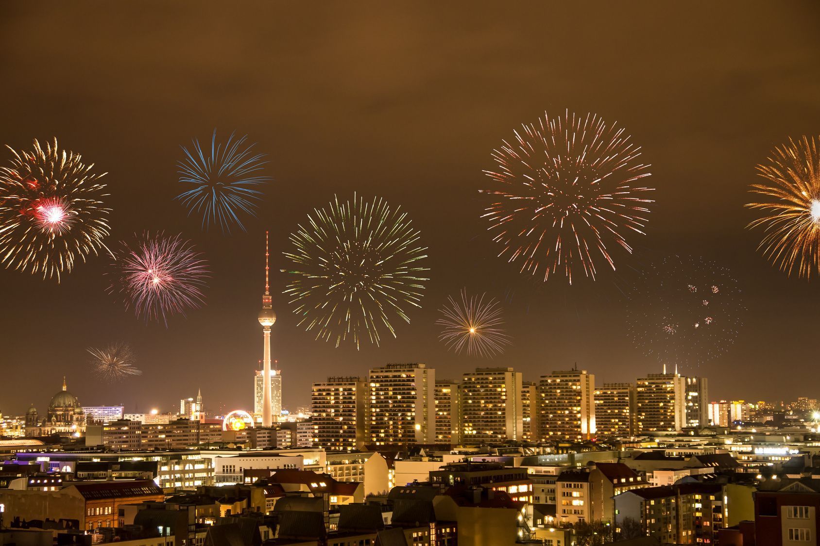 In Berlin wird die ganze Nacht gefeiert – und das neue Jahr lautstark begrüßt.