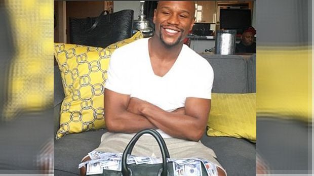 
                <strong>Floyd Mayweathers Geburtstagsgeschenk</strong><br>
                Floyd Mayweathers Geburtstagsgeschenk: Was schenkt man jemandem mit einem geschätzten Vermögen von 700 Millionen Dollar? Genau! Noch mehr Geld. So geschehen um Floyd Mayweather. Dieses Foto mit einer Handtasche voller Geldscheine twitterte sein Assistent an seinem 39. Geburtstag. Wer auf diese kreative Geschenkidee kam, ist leider nicht bekannt.
              