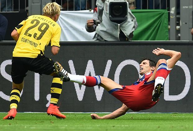 
                <strong>Bayern-Schock: Martinez droht lange Pause</strong><br>
                Martinez fällt ungünstig zu Boden, sein linkes Bein kann ohne Anspannung das Gewicht des Körpers nicht tragen. 
              