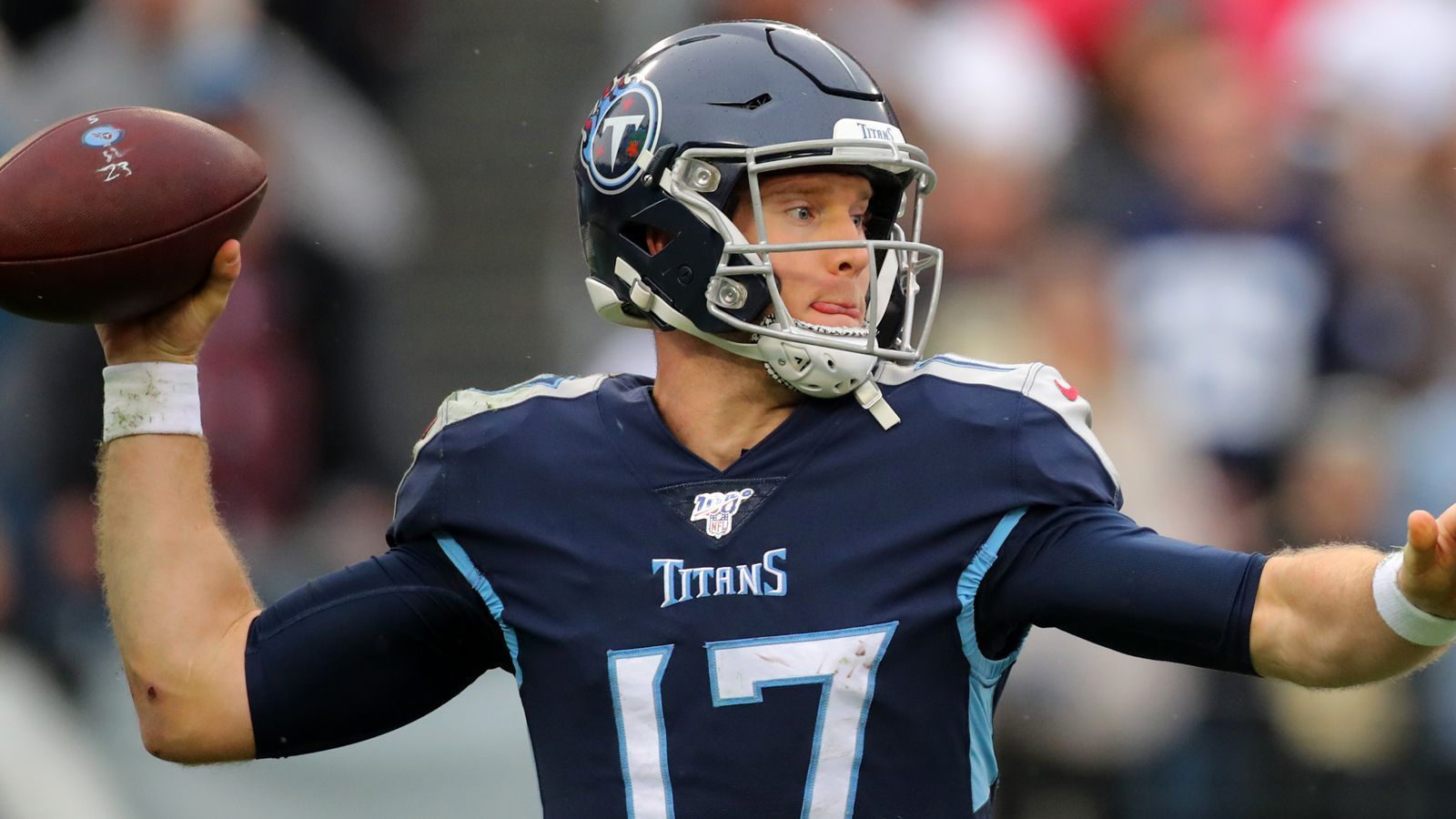 
                <strong>Ryan Tannehill (Tennessee Titans)</strong><br>
                Titans-Quarterback Ryan Tannehill könnte am Sonntag nicht nur den Einzug in die Playoffs feiern, sondern auch eine nette Prämie. Er benötigt 206 weitere Passing Yards, die 250.000 Dollar wert wären. Er stünde dann bei 2750 Yards. 250.000 weitere Dollar warten, wenn er auf 23 Touchdown-Pässe kommt und nochmal 250.000, wenn er 25 schafft. Im Moment steht er bei 20.
              