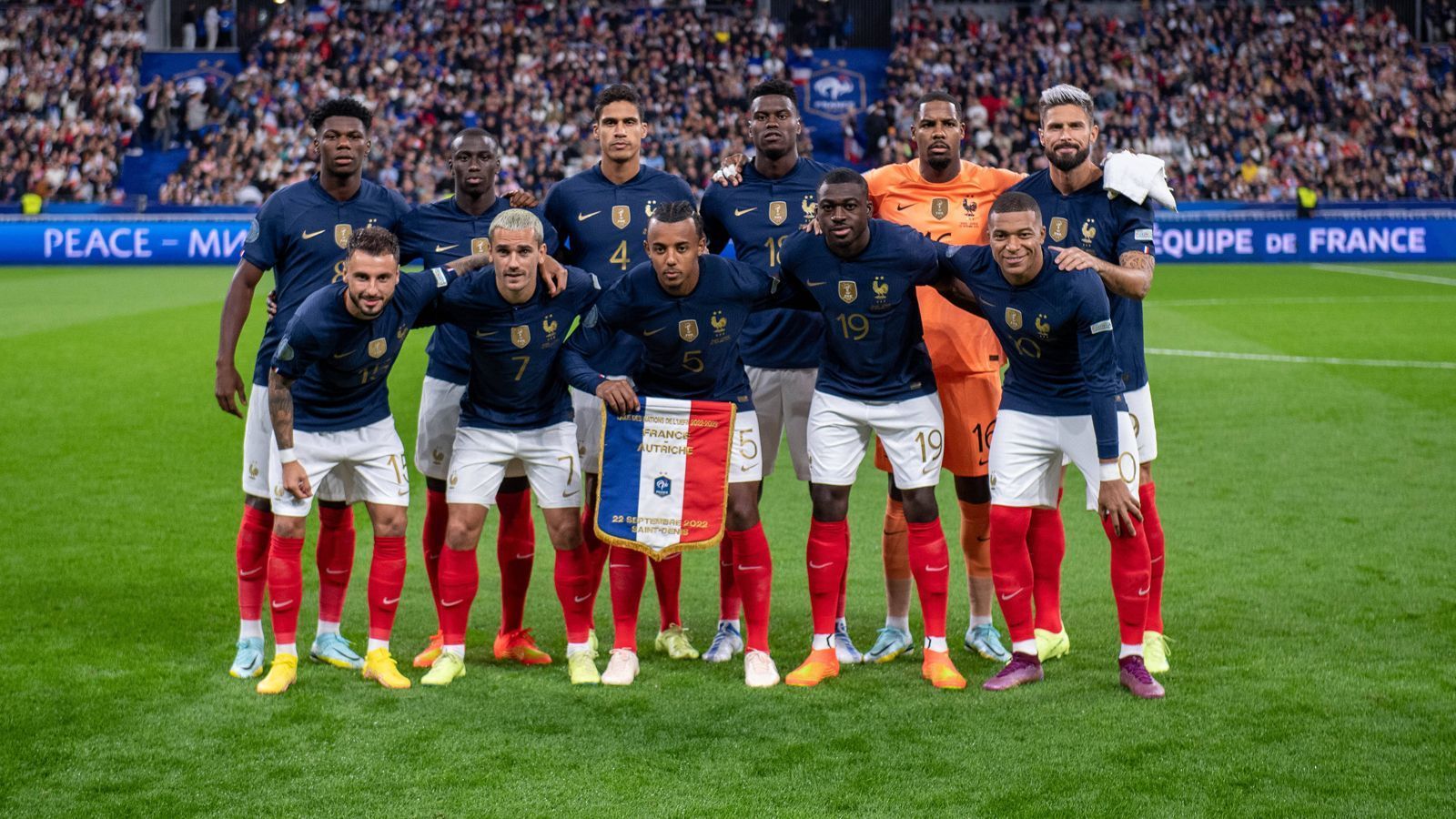 
                <strong>Frankreich</strong><br>
                &#x2022; Gesamtmarktwert: 1,03 Mrd. Euro<br>&#x2022; Höchster Marktwert: Kylian Mbappe (Paris St. Germain, 160 Mio. Euro)<br>&#x2022; Geringster Marktwert: Steve Mandanda (Stade Rennes, 1,5 Mio. Euro)<br>
              