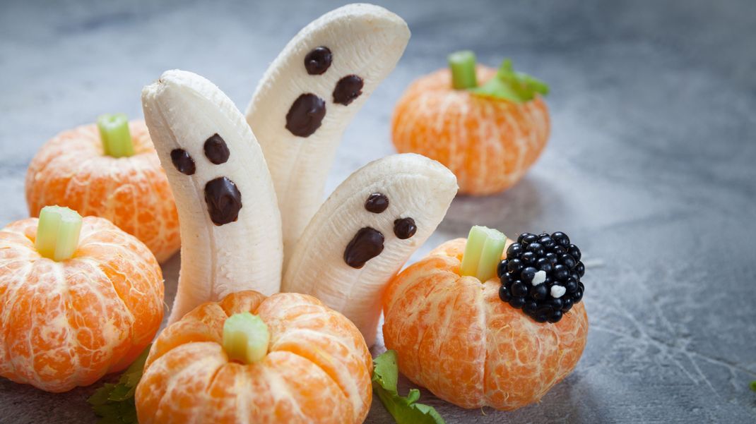 Schaurig, gesund und lecker noch dazu: Diese Geister-Bananen sind einfach genial und die perfekte Idee für deine Gruselparty an Halloween! In den geschälten Mandarinen steckt ein Stückchen Staudensellerie.
