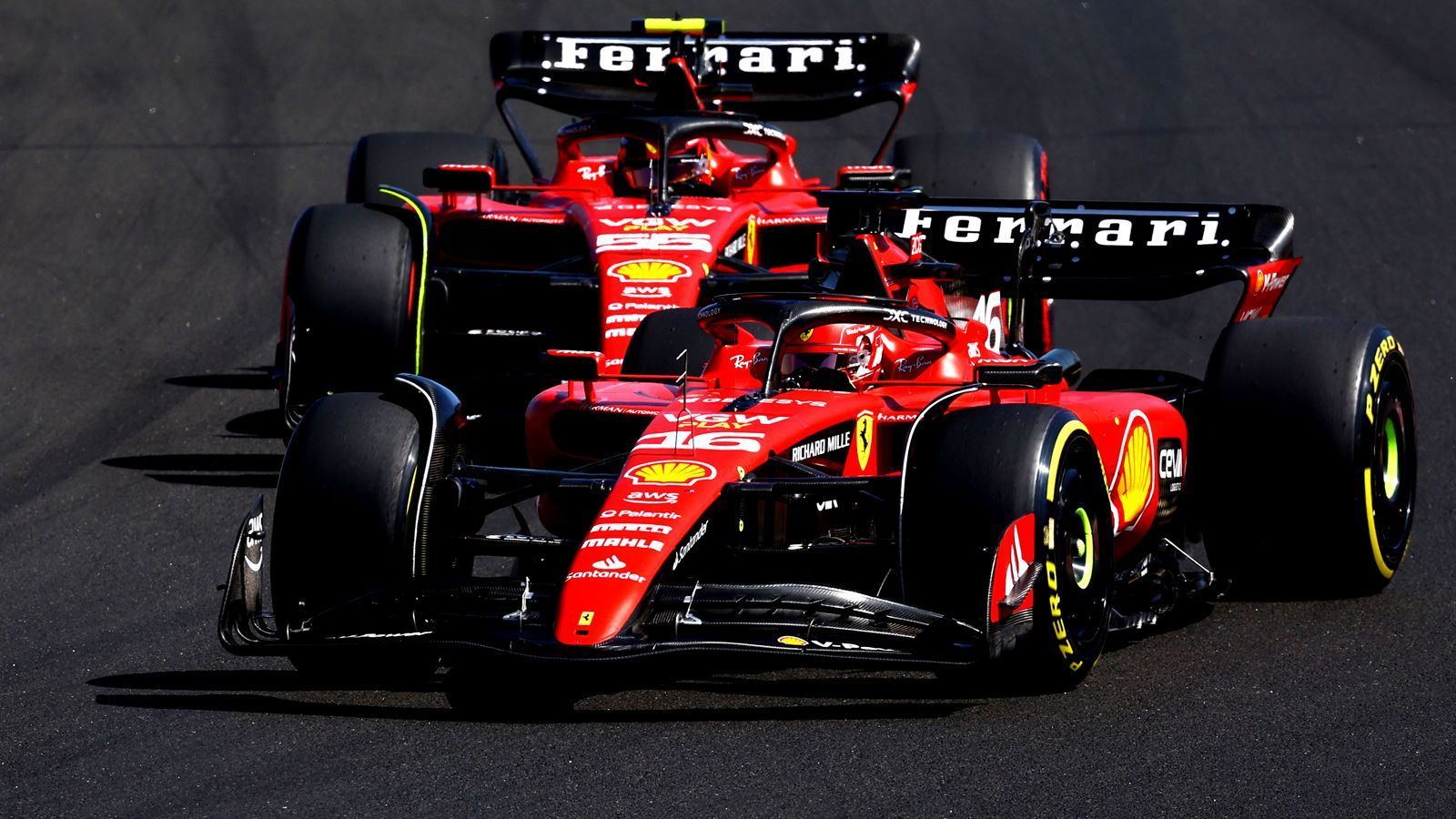 
                <strong>Verlierer: Ferrari</strong><br>
                Die Durststrecke von Ferrari setzte sich auch in Ungarn fort. Nachdem Charles Leclerc und Carlos Sainz zuletzt in Silverstone bereits deutlich hinter den Erwartungen zurückblieben und es jeweils gerade so in die Top 10 schafften, lief es auch am Hungaroring nicht erheblich besser. Leclerc beendete das Rennen auf Platz sieben, Sainz auf Rang acht. Somit setzt sich der Trend fort, wonach Ferrari immer mehr den Anschluss an Red Bull Racing, McLaren und auch Mercedes zu verlieren droht.
              