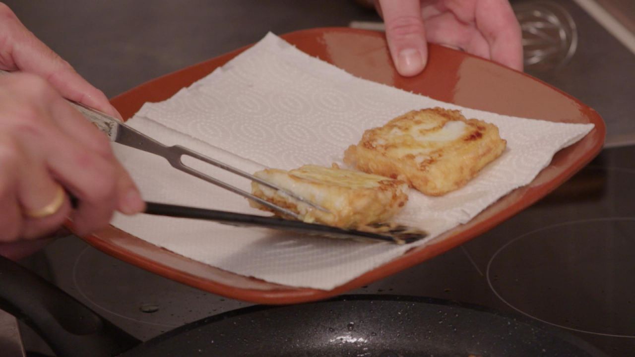 Die fertigen Leche Fritta nach dem Braten mit Küchenpapier abtupfen. 