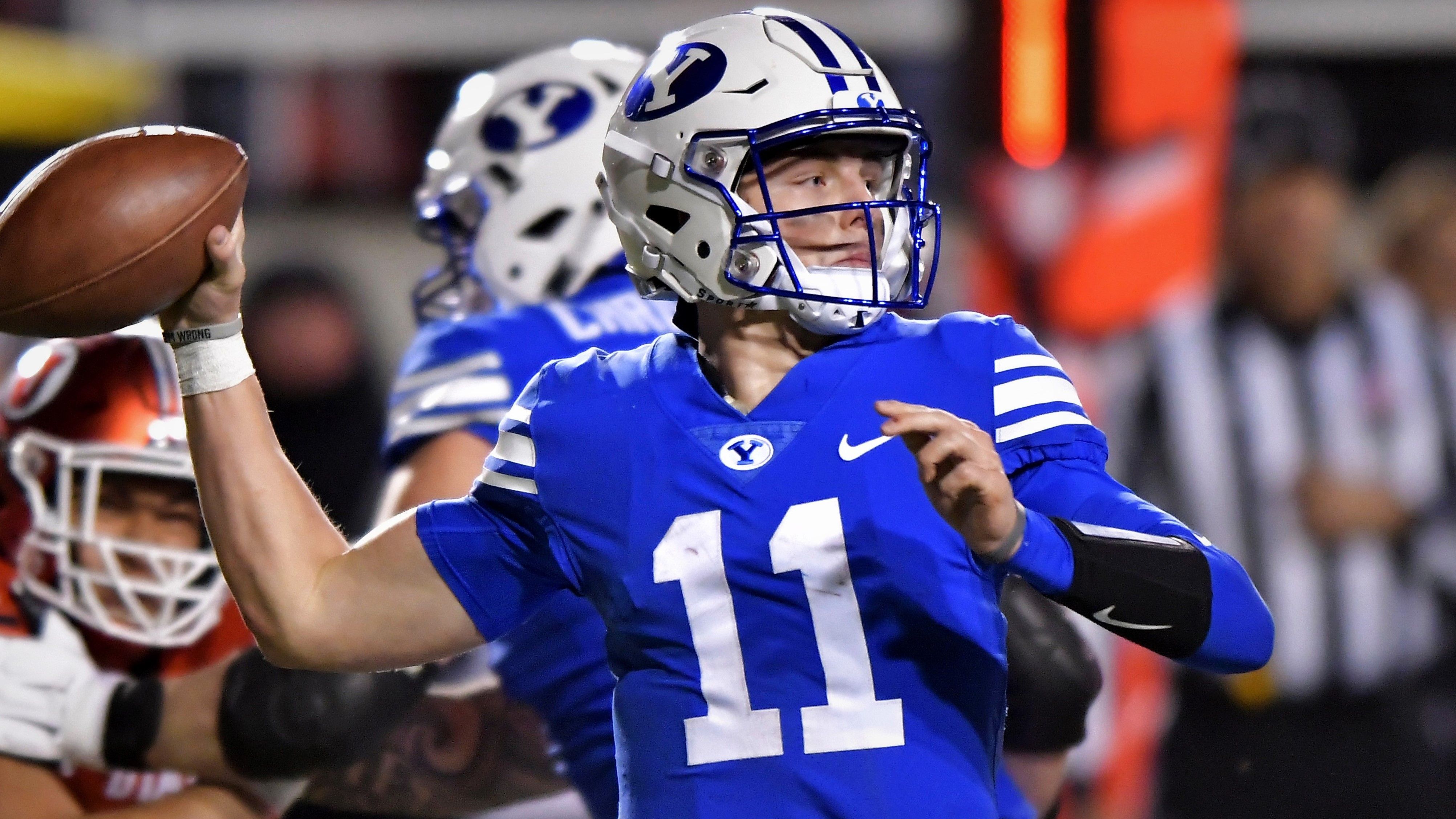 
                <strong>Jets könnten Wilson in Betracht ziehen </strong><br>
                Welches Team wird das Rennen um Wilson machen? Es gilt als sicher, dass die New York Jets im kommenden Draft einen neuen Quarterback auswählen werden. Bei der starken Quarterback-Klasse in diesem Jahr wäre es schwer zu rechtfertigen, an Sam Darnold festzuhalten. Falls sich die Jaguars mit ihrem 1. Pick für Trevor Lawrence entscheiden, könnten die Jets sicherlich beim 21-Jährigen zuschlagen. Rutscht der BYU-Athlet weiter durch, wäre er wohl auch ein Mann für die New England Patriots. "Ich würde alles dafür geben, eines Tages für die Patriots spielen zu können", hatte sich der talentierte Quarterback noch zuletzt in einer "CBS"-Radioshow geäußert. 
              