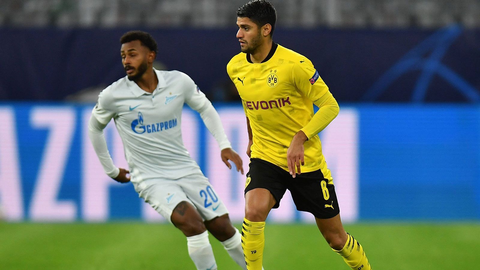 
                <strong>Mahmoud Dahoud</strong><br>
                Versucht es immer wieder durch die Mitte, dribbelt sich immer wieder fest oder findet die Lücke nicht. Spielt viel zu kompliziert und agiert in den entscheidenden Situationen zu behäbig. Kann dem Offensivspiel auch in Halbzeit zwei nicht seinen Stempel aufdrücken, weshalb er in der 69. Minute ausgewechselt wird. ran.de-Note: 5
              