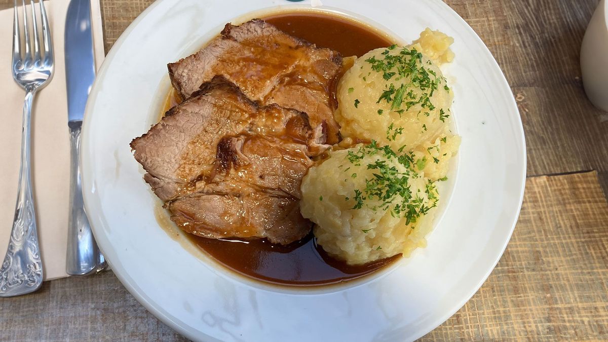 Spießbraten mit Kartoffelsalat und Bratensoße