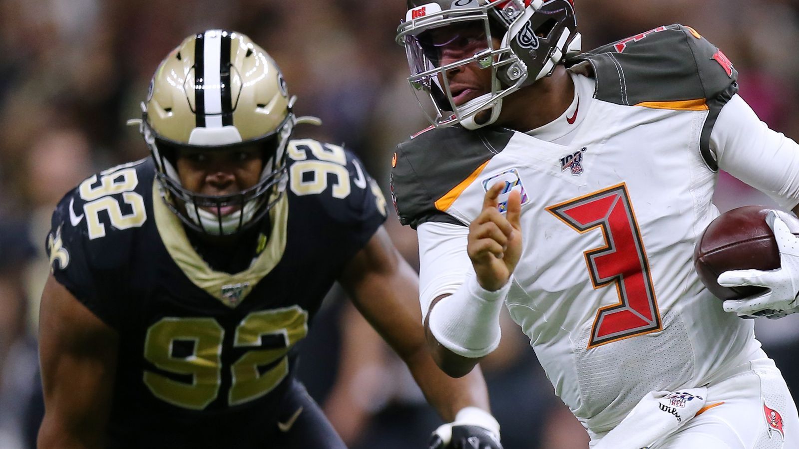 
                <strong>New Orleans Saints: Marcus Davenport (Defense)</strong><br>
                Für den Defensive End tradeten die Saints 2018 einen Erstrunden-Pick, um ihn an Nummer 14 zu draften. Seitdem hat der Pass Rusher gute Ansätze gezeigt, doch seine soliden 50 Pressures münzte Davenport in nur sechs Sacks um. Davenport dürfte daher eine positive Regression bevorstehen, denn der gute Pressure-Wert zeigt, dass Davenport schon in jungen Jahren vieles richtig macht. Steigert sich der Youngster, kann der ohnehin gute Pass Rush noch gefährlicher werden.
              