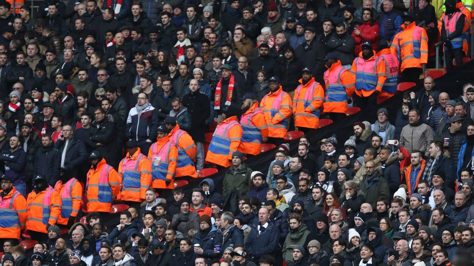 <strong>FC Arsenal - Tottenham Hotspur</strong><br>
                Das Duell in London hat eine lange Tradition: 1887 fand der erste Vergleich statt. Richtig ernst wurde es zwischen beiden Vereinen aber erst 1913. Damals&nbsp;zog Arsenal aus Woolwich im Süden Londons ins Highbury-Stadion. Das lag nur vier Meilen von der White Hart Lane entfernt. Die beiden Klubs wurden also Nachbarn - und Rivalen.
