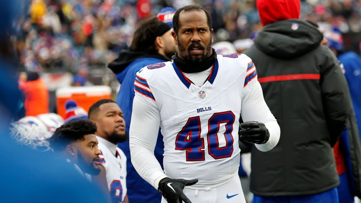 FOXBOROUGH, MA - JANUARY 05: Buffalo Bills linebacker Von Miller (40) during a game between the New England Patriots and the Buffalo Bills on January 5, 2025, at Gillette Stadium in Foxborough, Mas...