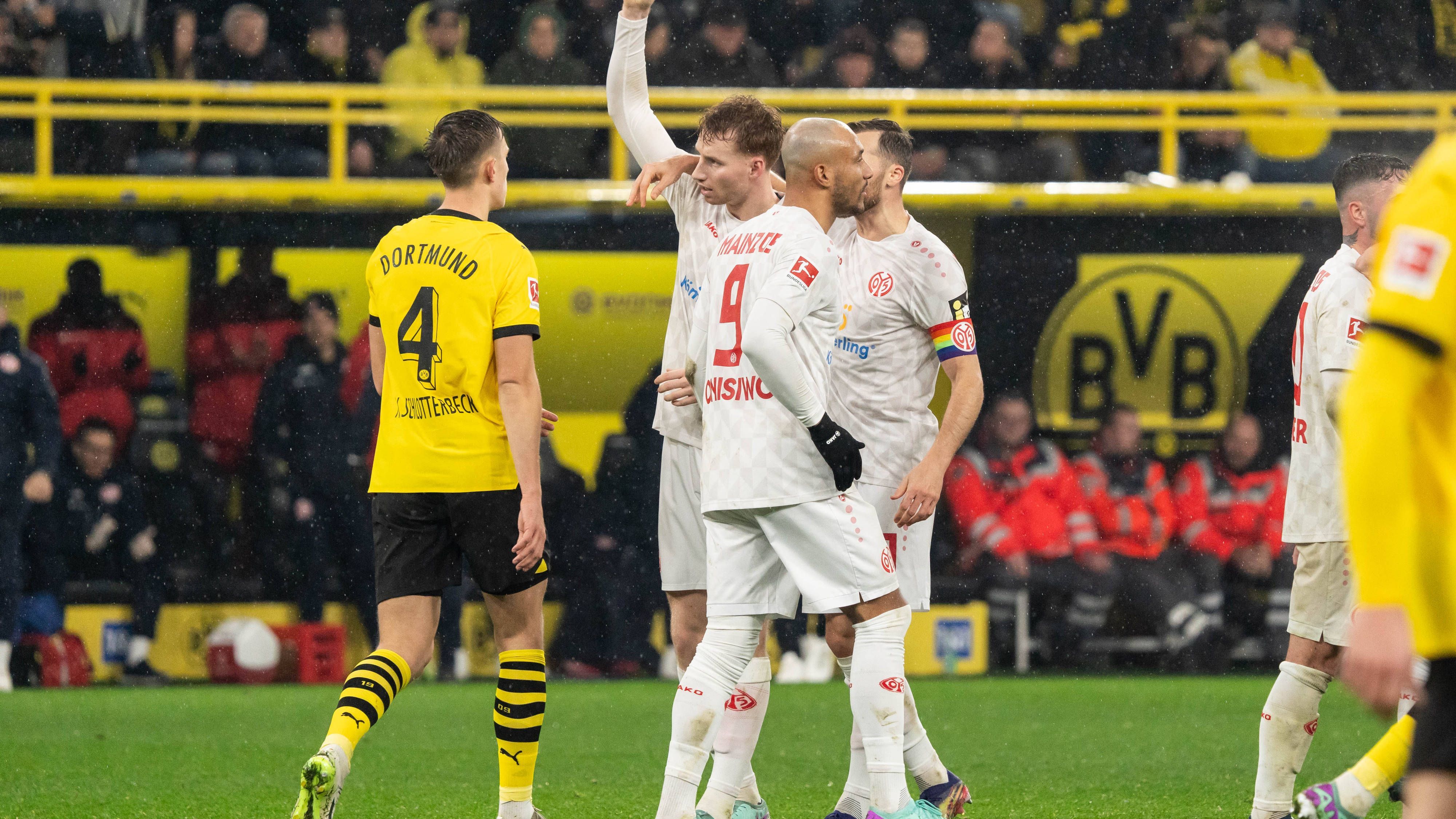 <strong>Karim Onisiwo (FSV Mainz 05)</strong><br>Die einzige Spitze und dementsprechend etwas verloren an der Front. Wird hin und wieder in Szene gesetzt, und ist auch bei Kontern gefragt, doch auch von ihm kommt wenig Entlastung. Chancen auch nicht. In Halbzeit zwei mit mehr Zug zum Tor. <strong><em>ran</em>-Note: 4</strong>