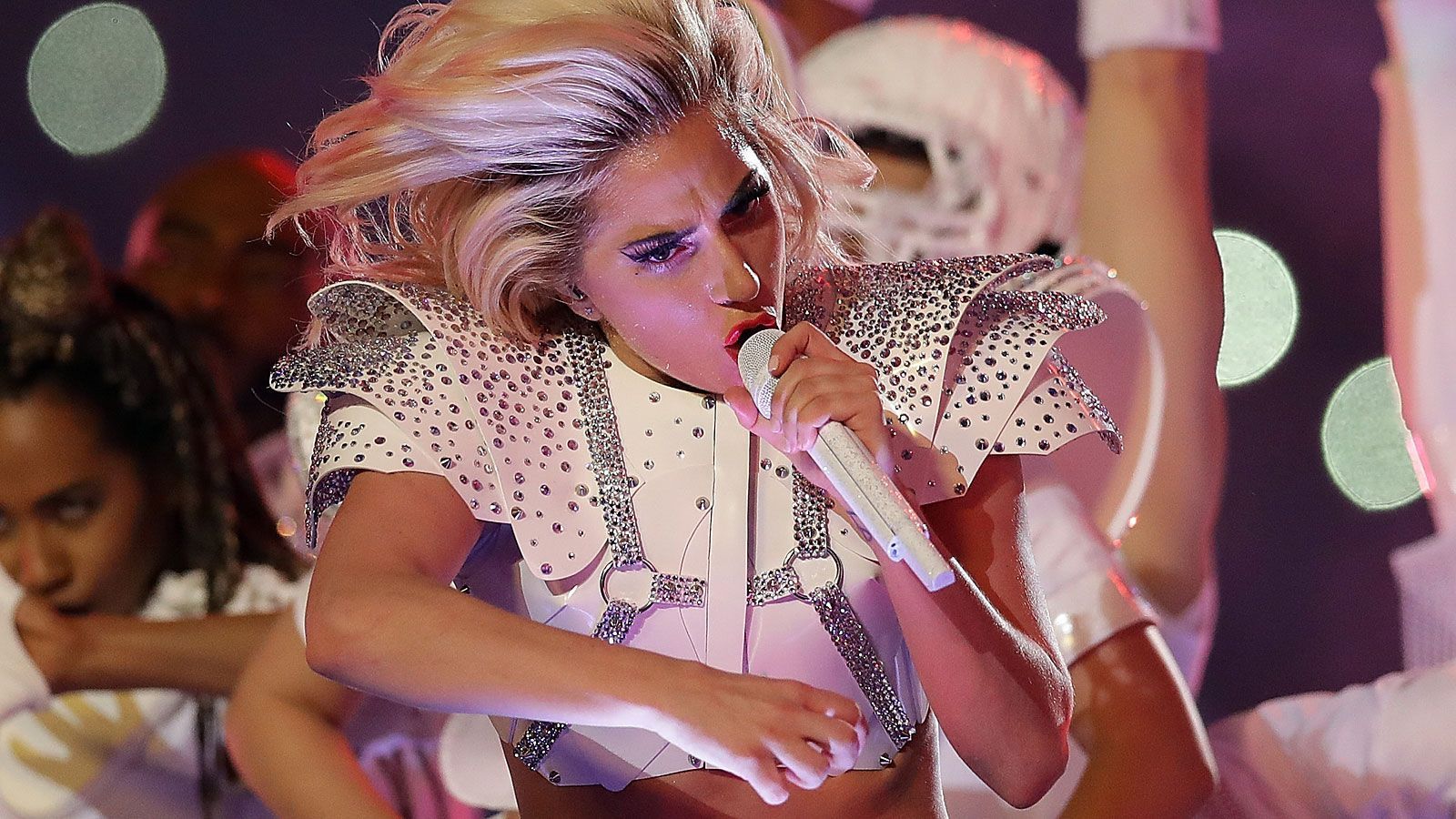 <strong>2017: Lady Gaga</strong><br>
                Mohamed Sanu von den Atlanta Falcons erklärt später, die lange Halftime Show sei ein Grund dafür gewesen, dass seine Mannschaft trotz einer Halbzeitführung von 21:3 aus dem Rhythmus kam und das Spiel verlor. Demzufolge dürften alle Fans der New England Patriots Lady Gaga sehr dankbar sein.&nbsp;&nbsp;
