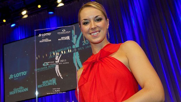 
                <strong>Lisicki ganz oben</strong><br>
                Auch bei der Wahl zu Berlins Sportlerin des Jahres 2011 durfte Sabine Lisicki wieder ihr Siegerlächeln demonstrieren. Lisicki war überwältigt: "Diese Auszeichnung bedeutet mir sehr viel. Sie ist der krönende Abschluss der bisher erfolgreichsten Saison meiner Karriere."
              