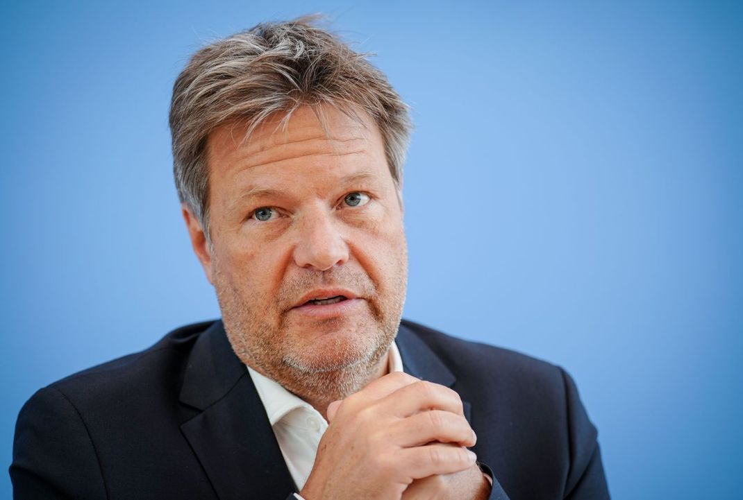 Laut Bundeswirtschaftsminister Robert Habeck (Grüne) würde die Umsetzung von unkonventionellem Fracking in Deutschland zu lange dauern, um in der akuten Situation weiterzuhelfen.