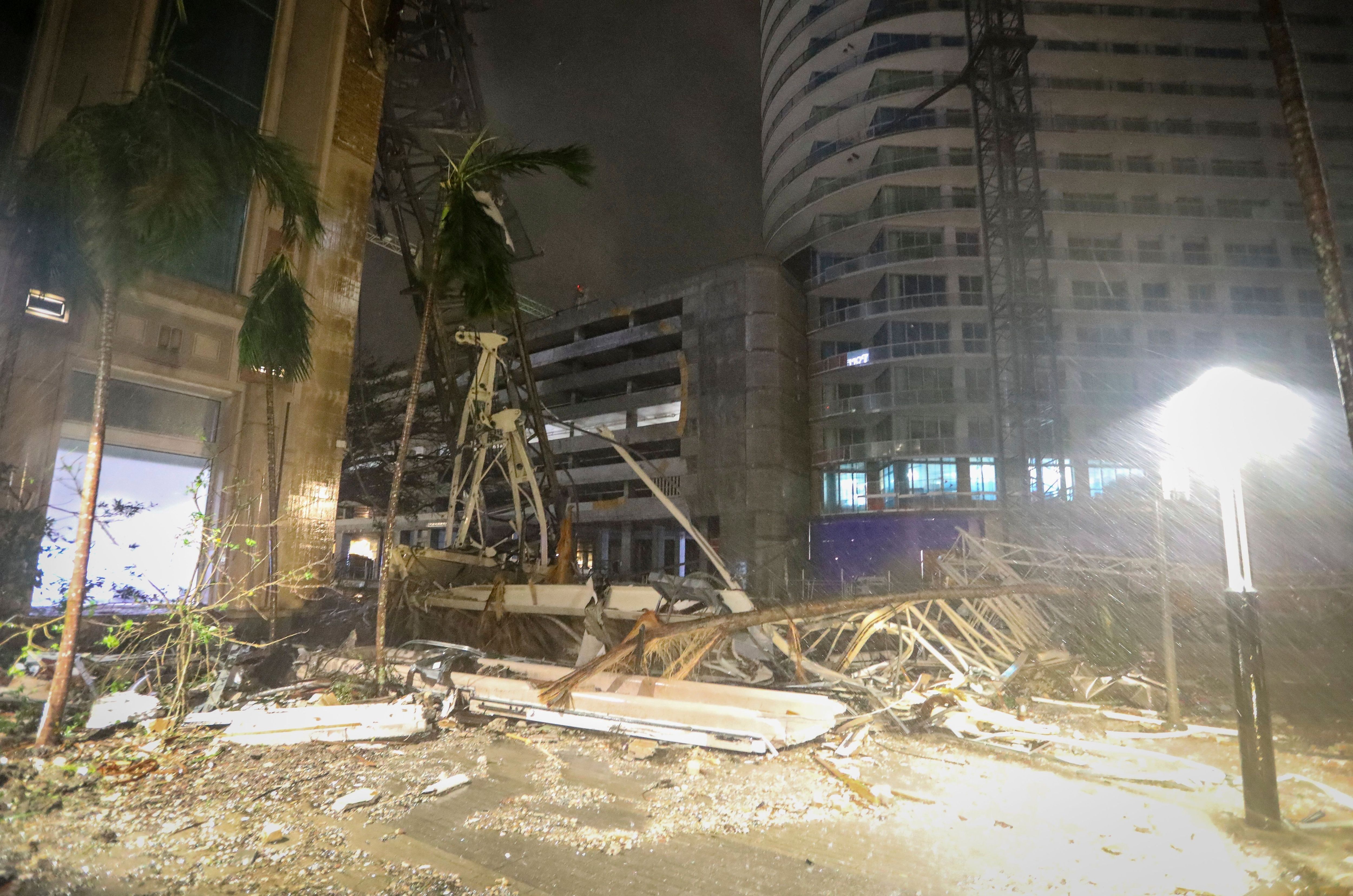 In Tampa Bay stapeln sich die Trümmer: Ein Kran ist auf ein Gebäude an der 1st Avenue South gestürzt.