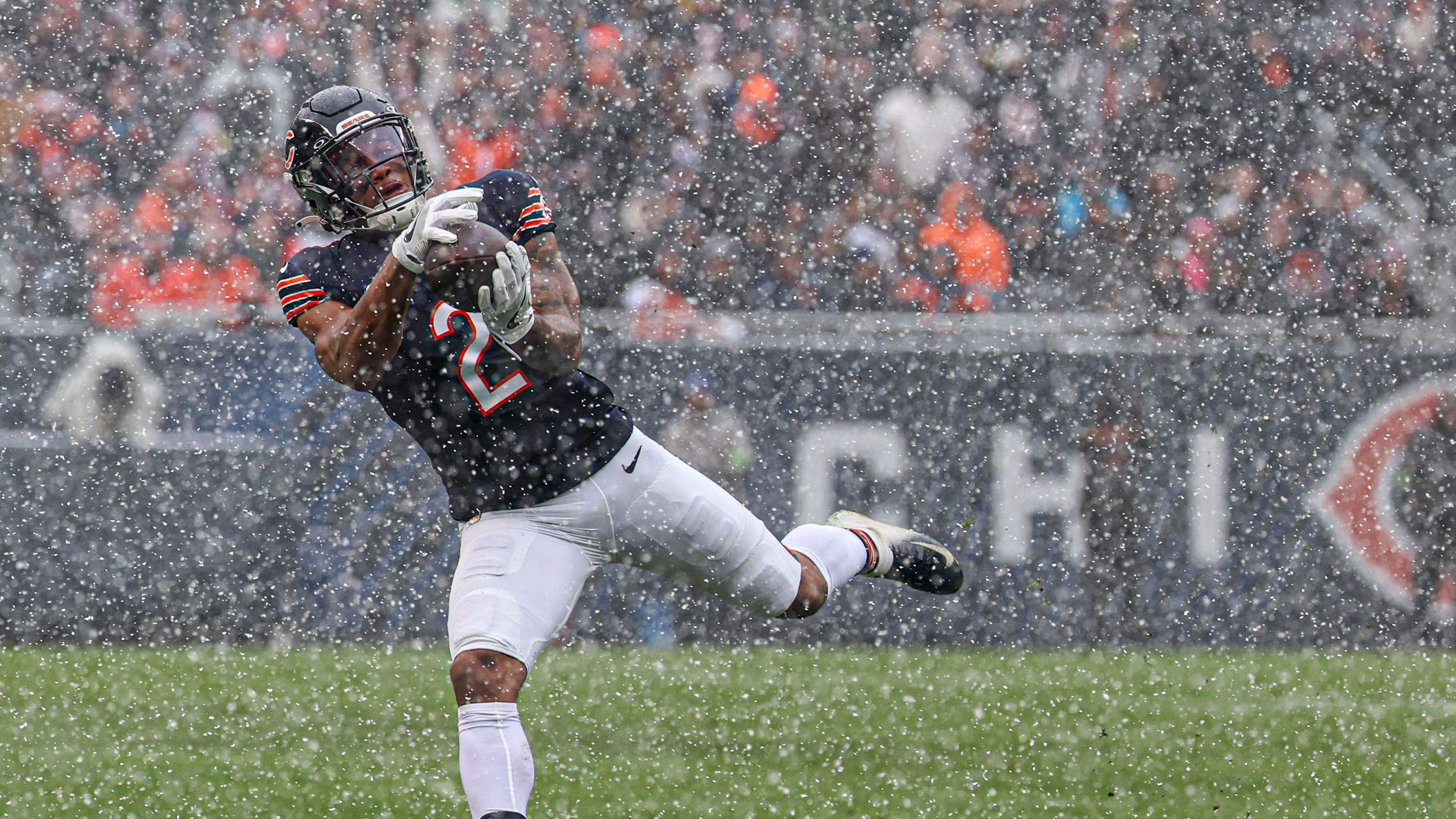<strong>Platz 14: Chicago Bears<br></strong>Nach der Generalüberholung der O-Line in der Free Agency wurde mit den ersten drei Picks der ersten beiden Runden weiter die Offense verstärkt. Quarterback Caleb Williams bekommt mit Tight End Colston Loveland und Receiver Luther Burden zwei weitere Spielmacher an die Seite gestellt. In der Folge wurde auch in die Defense investiert. Letztlich wird aber vieles von Williams' Entwicklung in Chicago abhängen.
