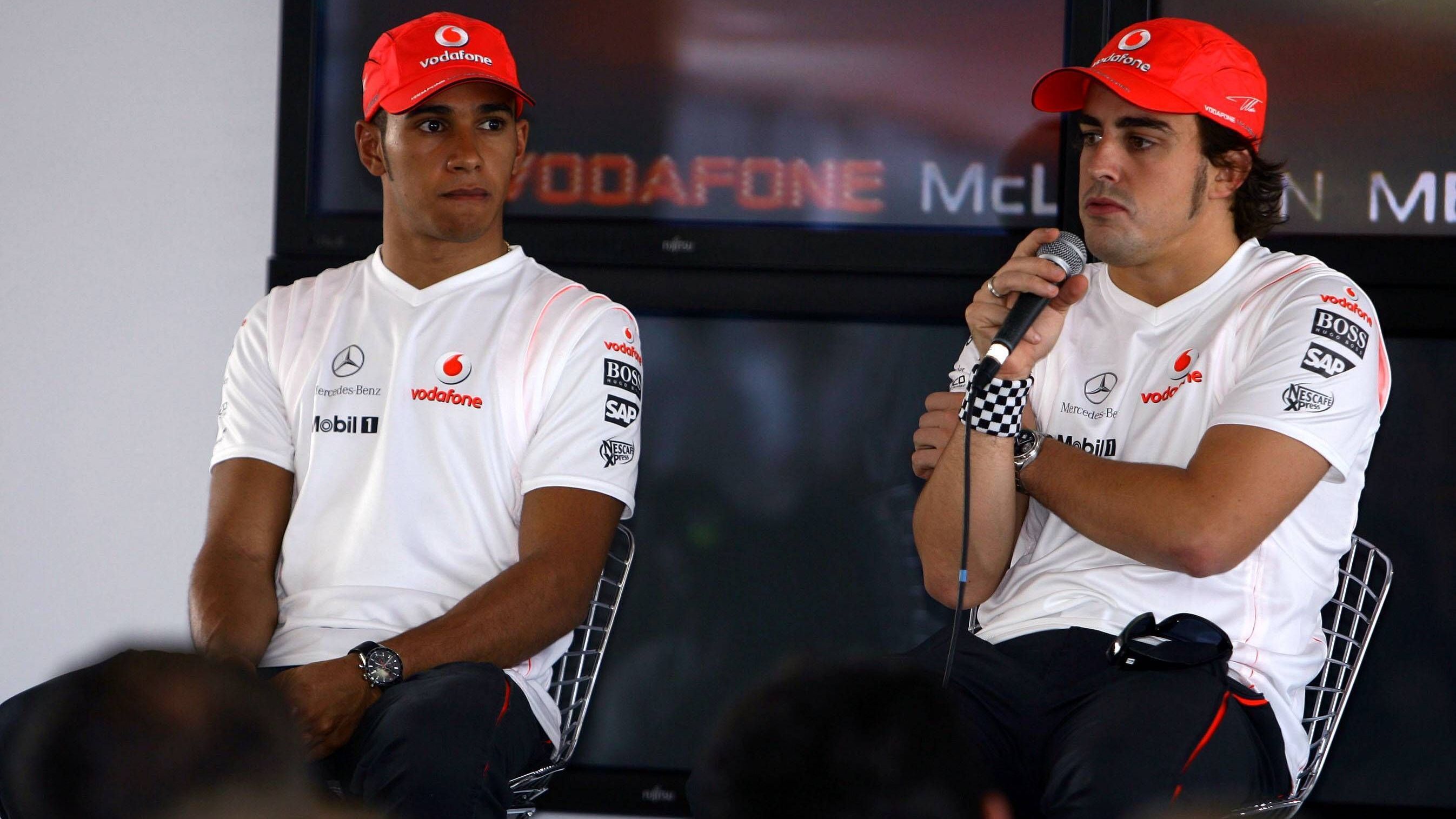 <strong>Fernando Alonso</strong><br>Nach dem Räikkönen-Abgang Ende 2006 holte sich McLaren zwei neue Fahrer ins Haus. Doppel-Weltmeister Fernando Alonso – und Rookie Lewis Hamilton. Doch was auf dem Papier gut klang, wurde zum Mega-Problem. Keiner der beiden wollte zurückstecken....