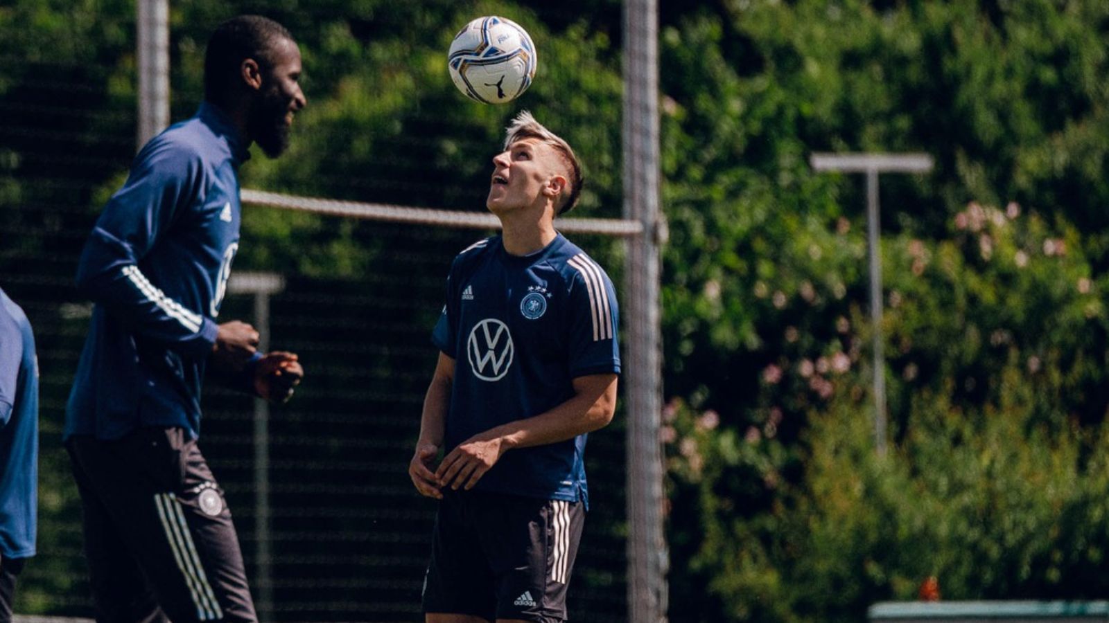 
                <strong>Innenverteidigung</strong><br>
                So richtig gesetzt ist im Flick'schen System noch niemand. Im letzten Länderspielblock setzte der Trainer vor allem auf Antonio Rüdiger und Niklas Süle oder Nico Schlotterbeck. Nach zuletzt starken Leistungen können sich auch Mats Hummels und Mathias Ginter durchaus wieder Hoffnungen auf die WM machen. Gleiches gilt für Armel Bella-Kotchap, der nach seinem Wechsel vom VfL Bochum nach Southampton nun sein DFB-Debüt feiert. Lukas Klostermann hat nach langer Verletzung nur Außenseiterchancen. Gleiches gilt für Ridle Baku.
              