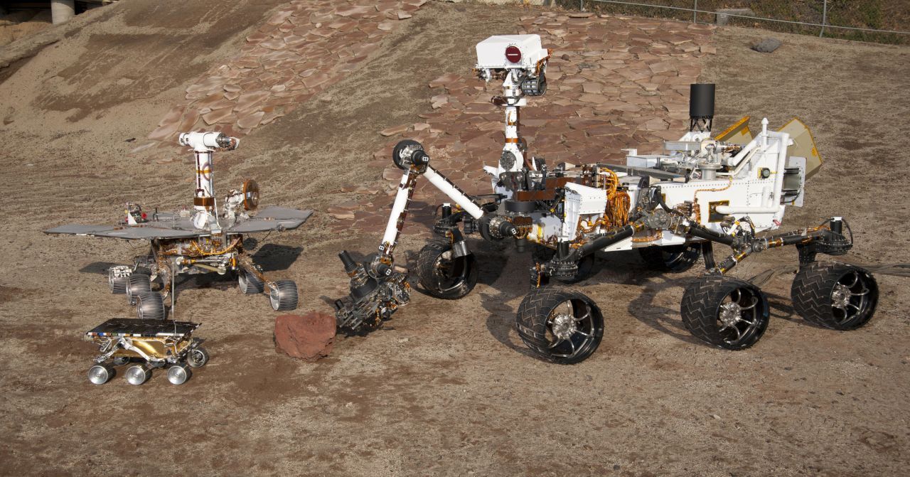 Gruppenbild mit Rover: Zusammengestellt lässt sich gut erkennen, wie die Mars-Rover der NASA über die drei Generationen hinweg immer größer geworden sind: Links unten "Sojourner", links oben "Spirit" (und "Opportunity") und rechts "Curiosity" (und "Perseverance").