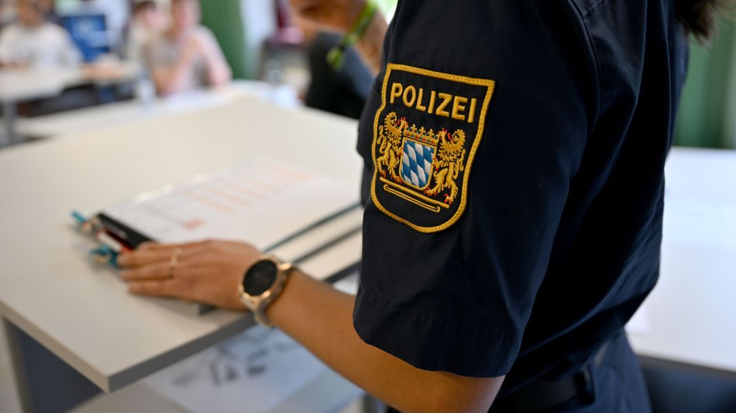 Beamte beim Einstellungstest der Bayerischen Bereitschaftspolizei.