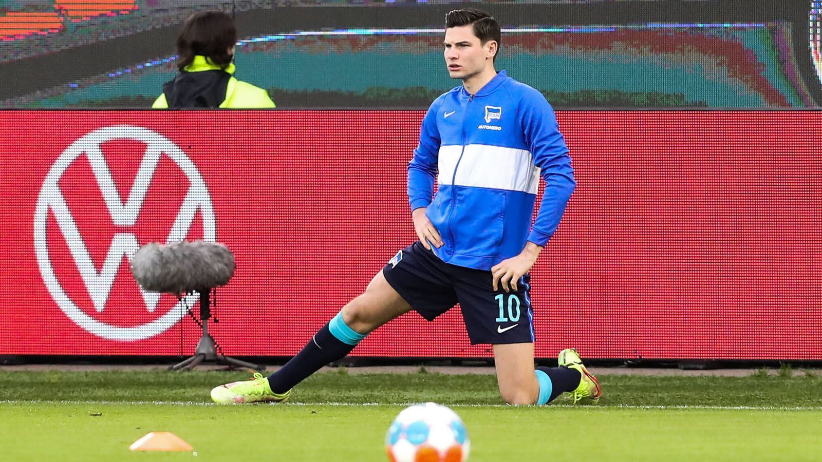 
                <strong>Hertha BSC</strong><br>
                Abgänge: Jurgen Ekkelenkamp (Royal Antwerpen), Arne Meier (FC Augsburg), Javairo Dilrosun (Feyenoord Rotterdam), Jordan Torunarigha (KAA Gent), Eduard Löwen (St. Louis), Anton Kade (FC Basel), Krzysztof Piatek (US Salerintana/Leihe), Alexander Schwolow (FC Schalke 04/Leihe), Lukas Klünter (Arminia Bielefeld), Niklas Stark (Werder Bremen), Marcel Lotka (Borussia Dortmund), Nils-Jonathan Körber (Hansa Rostock), Santiago Ascacibar (Cremonese/Leihe), Daishawn Redan (FC Utrecht/Leihe), Ishak Belfodil (Al-Gharafa SC), Luca Wollschläger (RW Essen/Leihe), Fredrik Björkan (Feyenoord/Leihe), Omar Alderete (FC Getafe/Leihe)
              