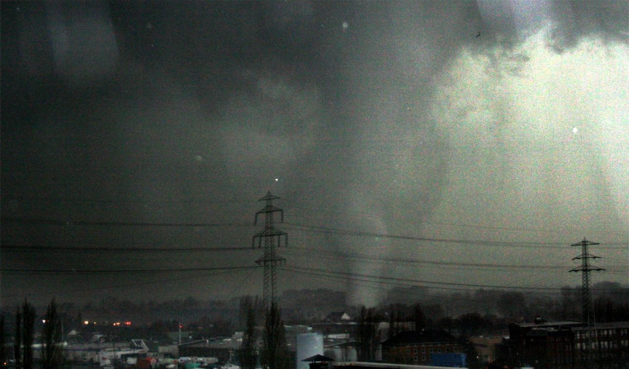 Hamburg, 2006: In diesem Tornado kommen 2 Menschen ums Leben. In mehreren hundertausend Haushalten fällt der Strom aus.