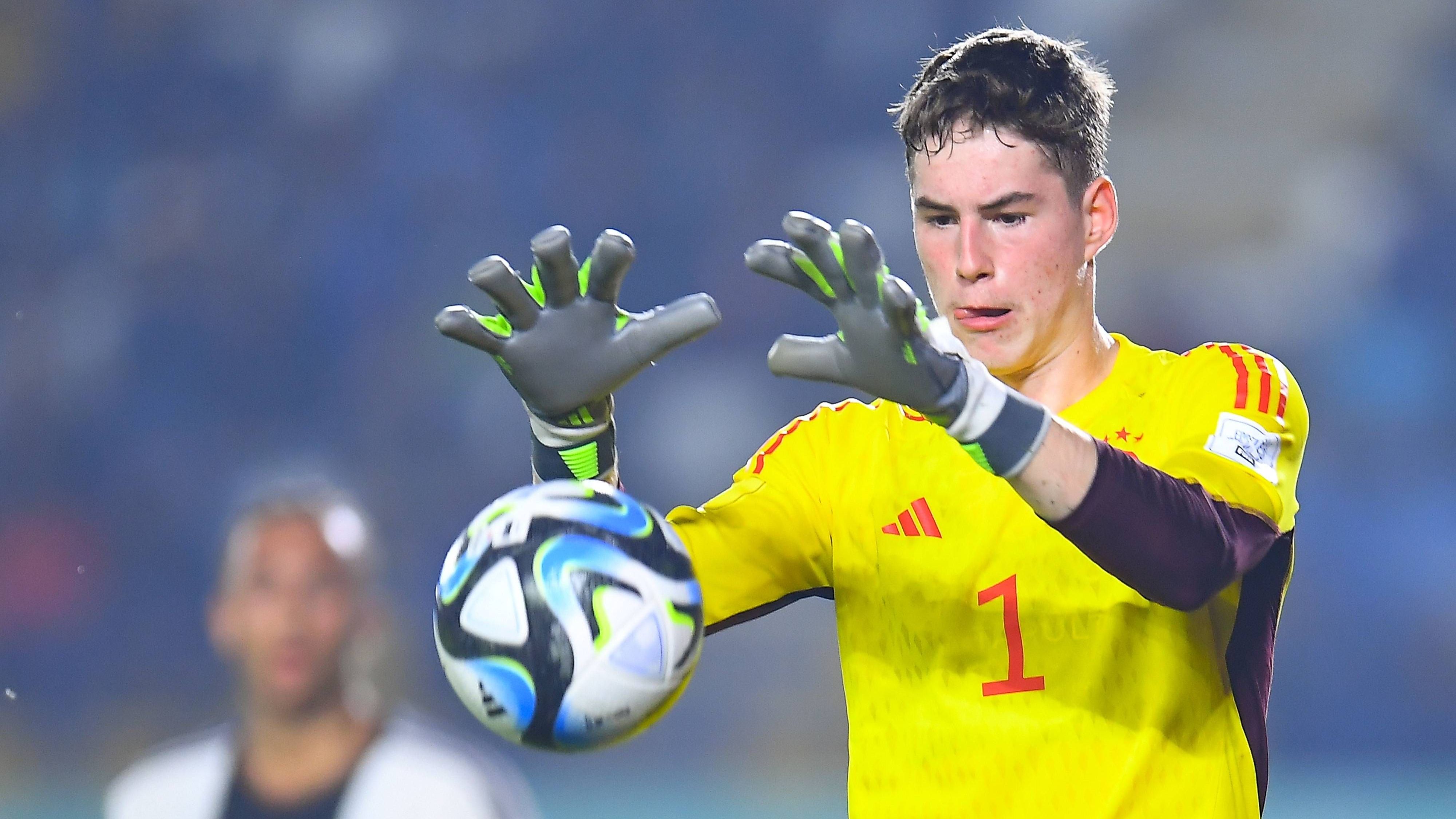 <strong>Max-Joseph Schmitt</strong><br>Das Tor der deutschen U17 hütet ein Keeper des FC Bayern München. Das 17 Jahre alte Münchner Eigengewächs stand im Viertelfinale gegen Spanien zum 20. Mal für die U17 auf dem Feld. Halbfinale und Finale musste er Heide überlassen. 1,89 Meter misst der Keeper, der zurzeit noch im Kader von Bayerns U19 steht.