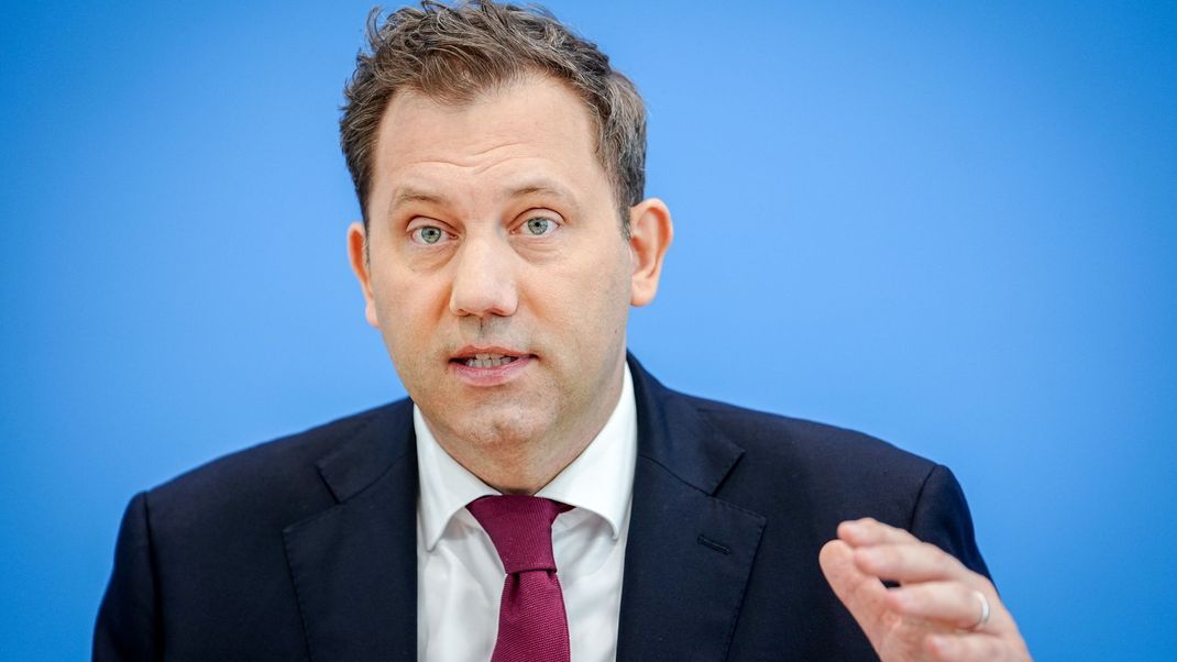 Ab Januar 2026 sollen Verbraucher:innen und Unternehmen weniger zahlen –Lars Klingbeil (SPD), Bundesminister der Finanzen, verspricht eine Energiepreis-Senkung.