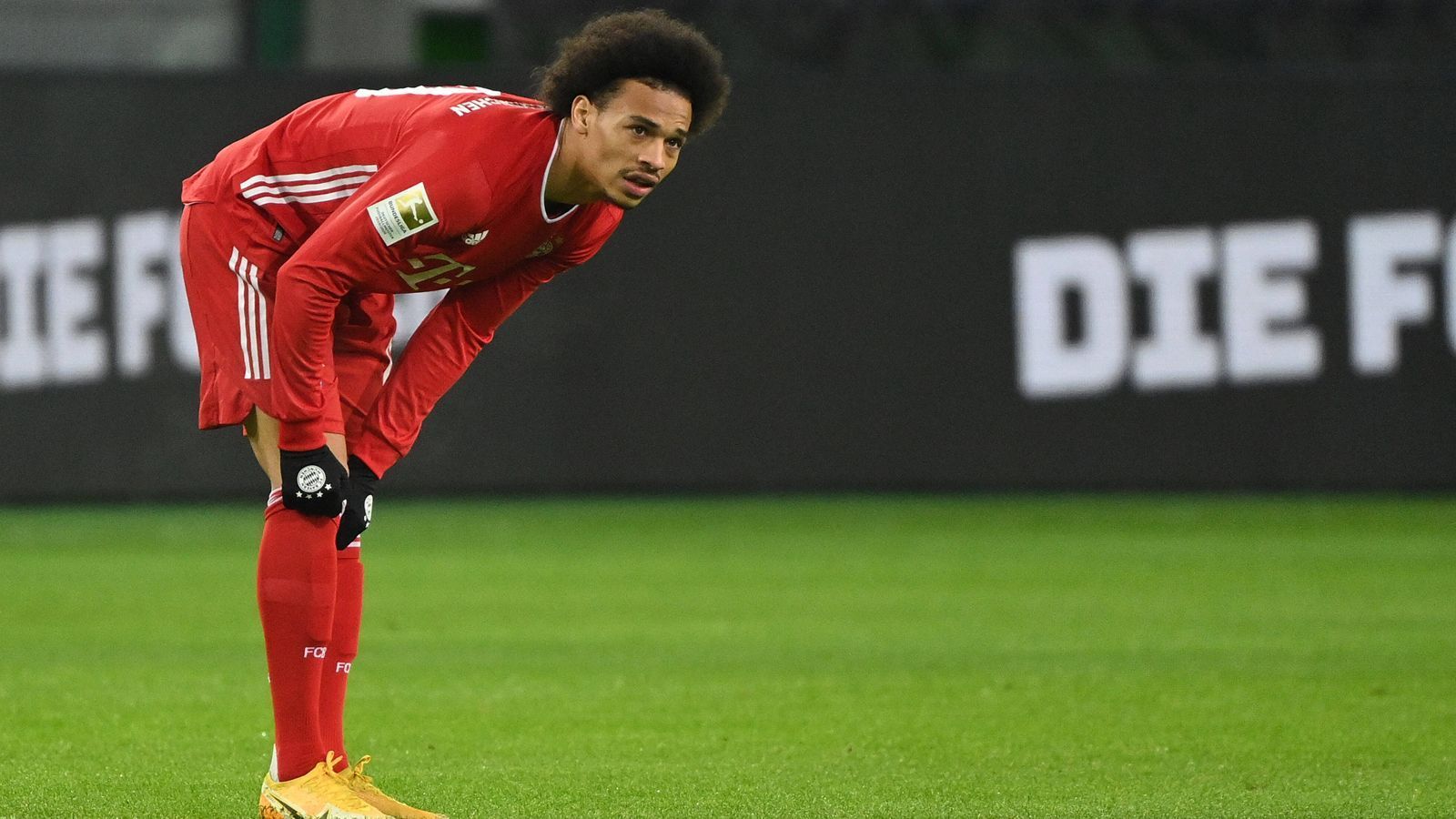 
                <strong>Leroy Sane</strong><br>
                Ist bemüht, aber in seinen Aktionen letztlich nicht zwingend genug. Tauscht einige Male mit Costa die Seite, kann das Spiel dadurch allerdings nicht mehr beleben. Kann die wenigen Chancen, die sich ihm bieten, nicht richtig nutzen. Kommt ab der 60. Minute besser ins Spiel, kann im Angriff aber keine konsequenten Aktionen mehr einleiten. ran-Note: 4
              