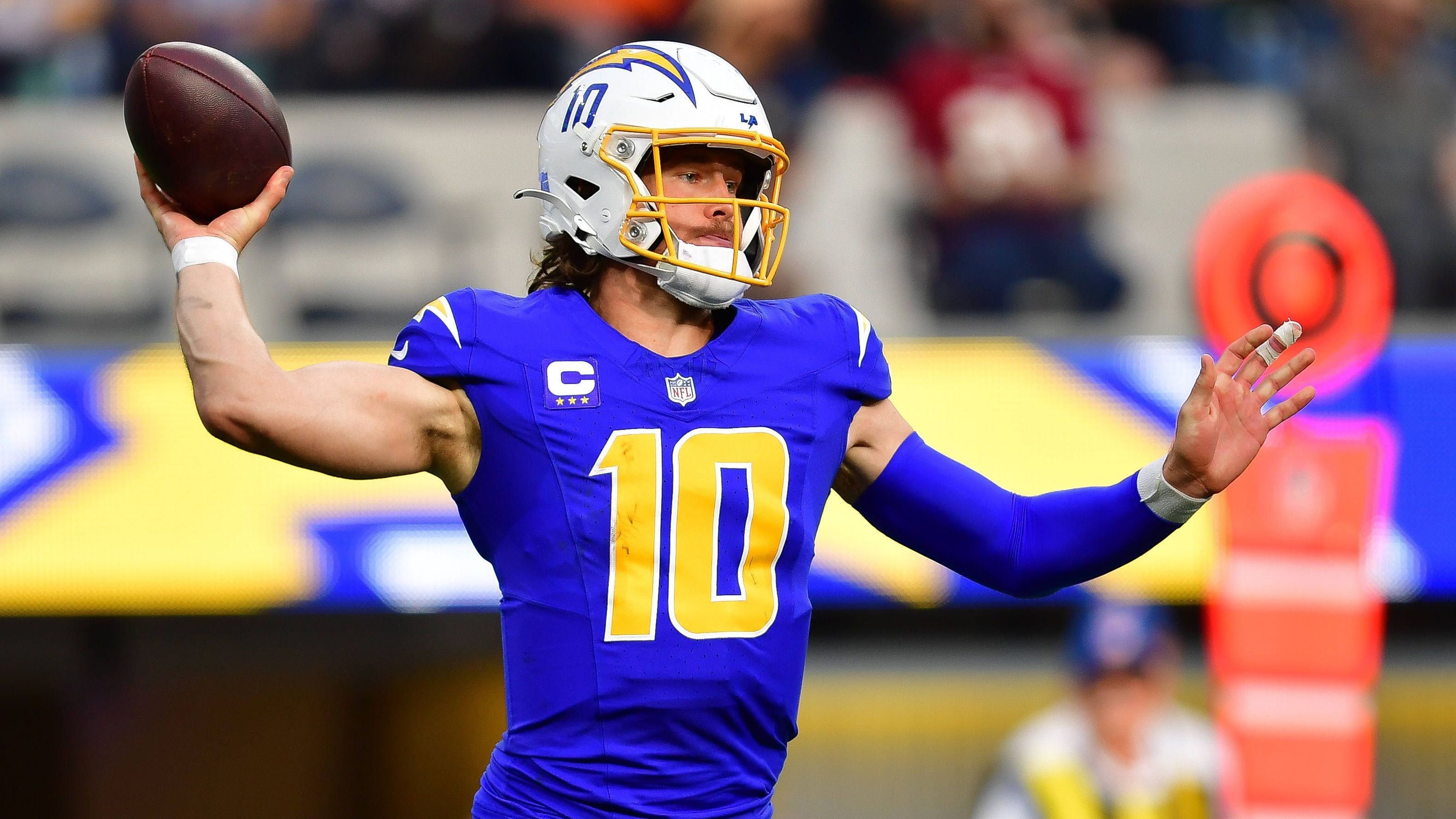 <strong>Platz 8: Justin Herbert</strong><br>Betrachtet man lediglich Justin Herberts Zahlen, ist der QB der Los Angeles Chargers überragend. In seinen bisherigen vier Spielzeiten produzierte er 17.223 Passing-Yards, 114 (!) Touchdowns und 42 Interceptions. Hinzu kommt eine gute Genauigkeit und ein starker Arm. Lediglich zu einem tiefen Playoff-Run reichte es bisher nicht. Das lag aber nicht nur an ihm.